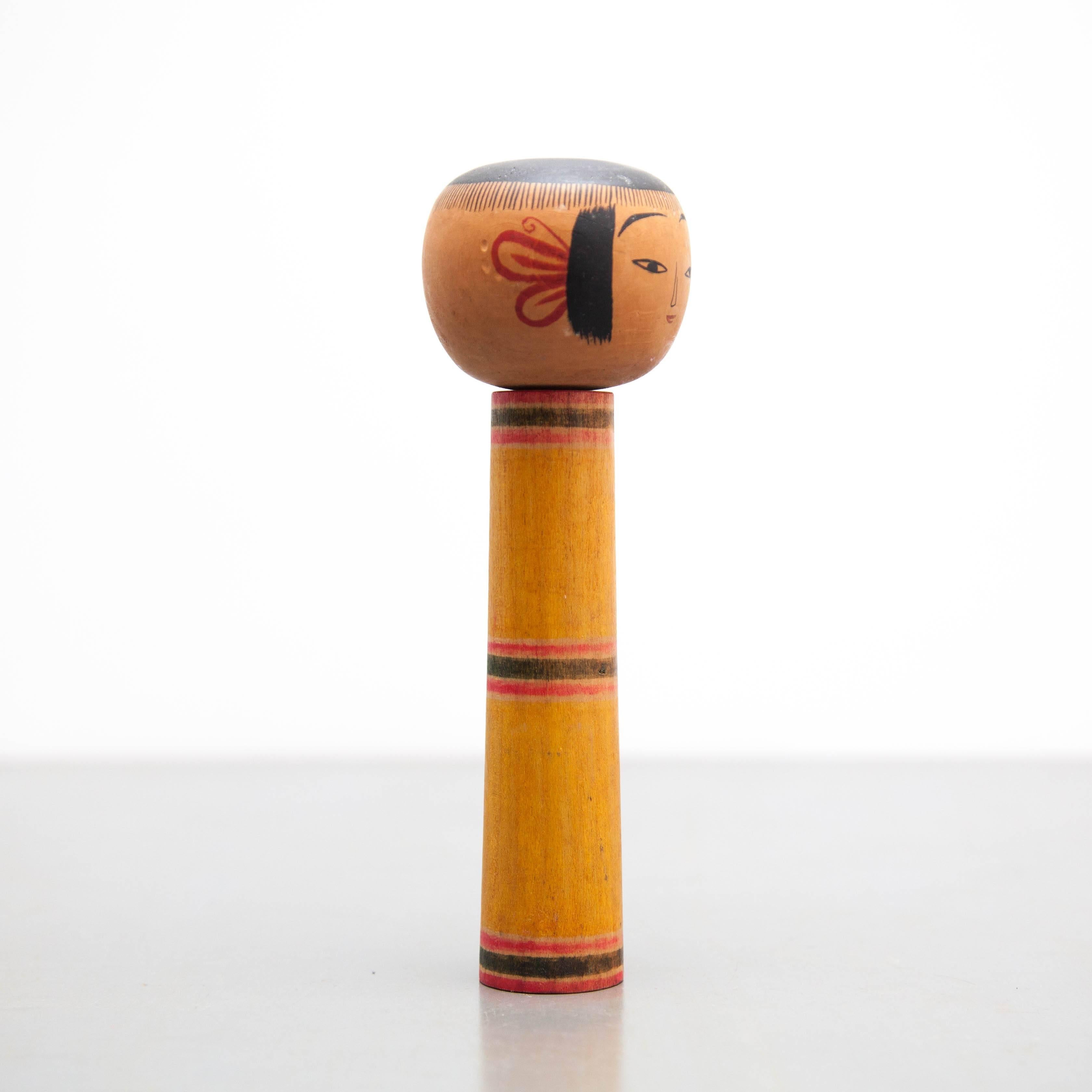 Japanese doll called Kokeshi of the early 20th century.
Provenance from the northern Japan.
Dolls shapes and patterns are particular to a certain area and are classified under eleven types, this doll is a Hijiori type.

Handmade by Japanese