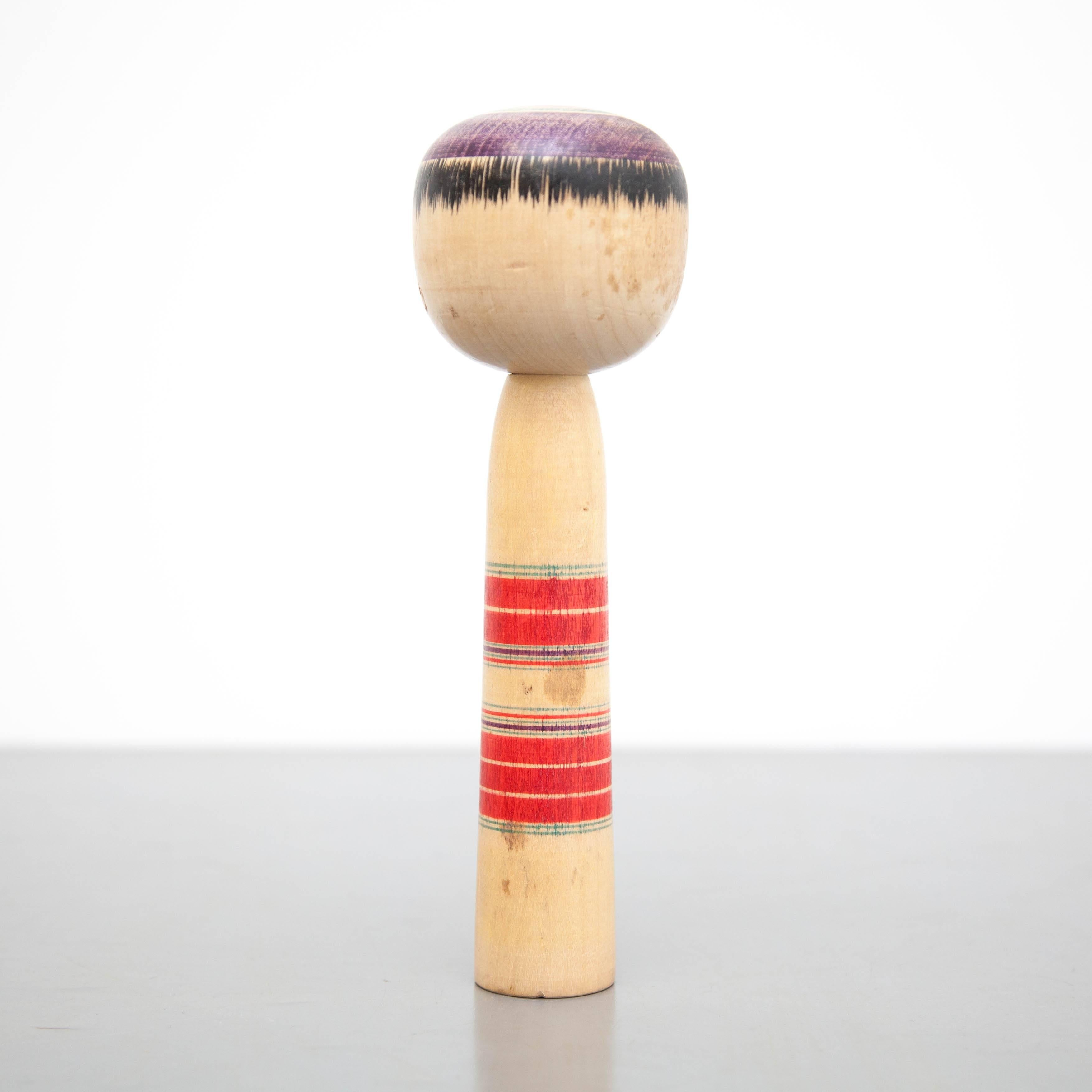 Japanese doll called Kokeshi of the early 20th century.
Provenance from the northern Japan.
Dolls shapes and patterns are particular to a certain area and are classified under eleven types, this doll is a Tsuchiyu type.

Handmade by Japanese