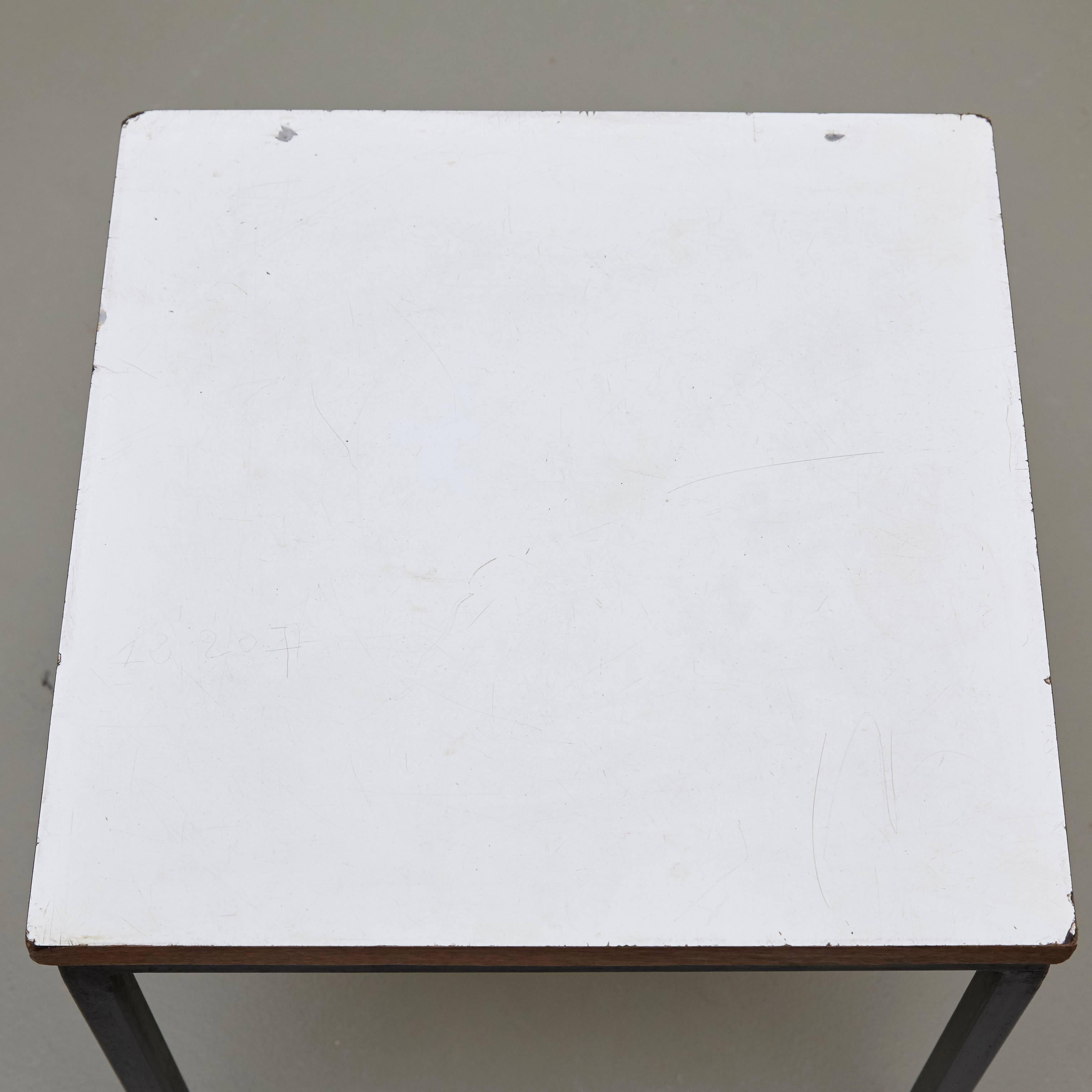 Florence Knoll T-Angle Side Table, circa 1950 In Good Condition In Barcelona, Barcelona