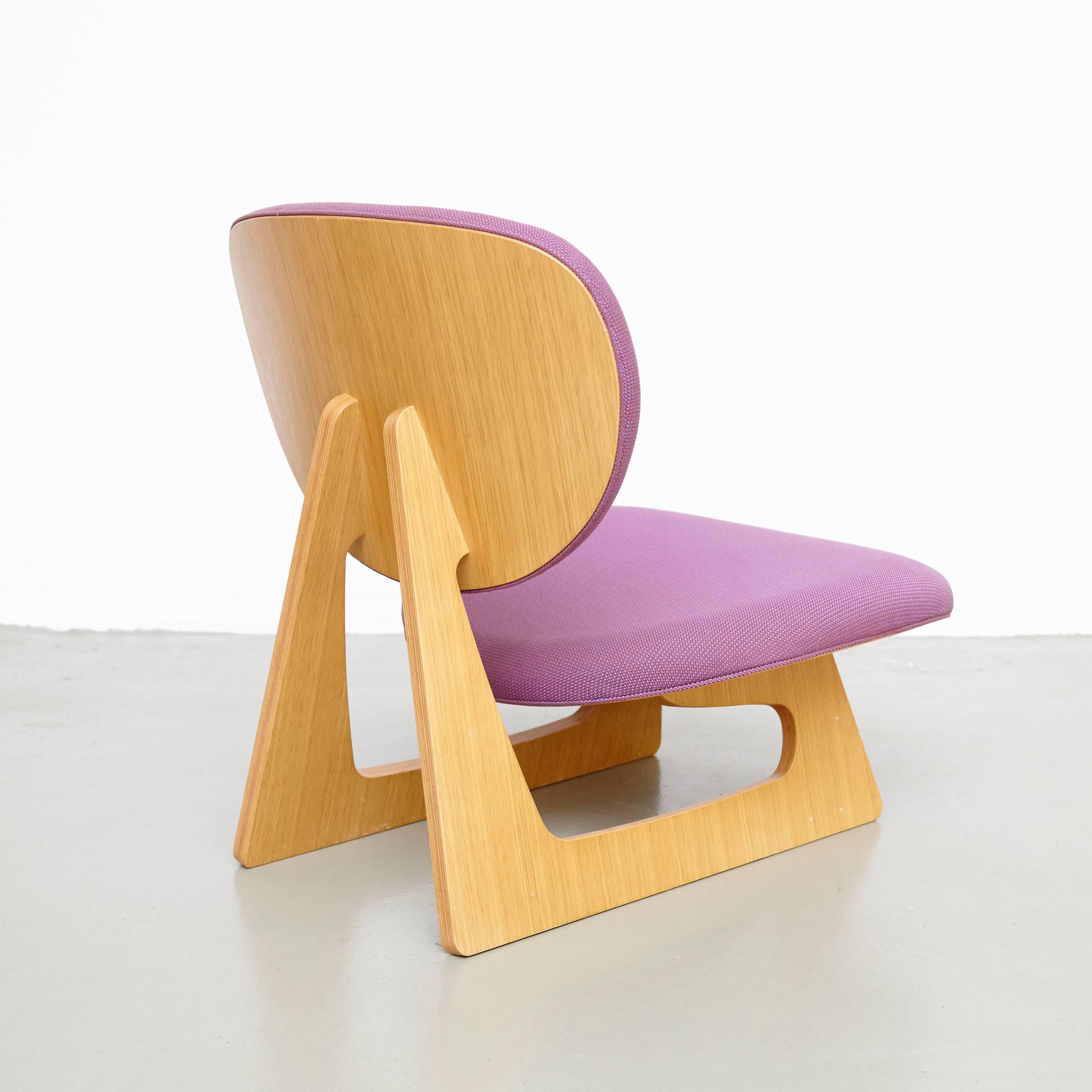 Wir stellen den exquisiten Junzo Sakakura Lounge Chair vor, ein fesselndes Stück Design aus den 1980er Jahren, das von dem bekannten japanischen Architekten und Designer Junzo Sakakura entworfen wurde. Dieser von Tendo in Japan hergestellte