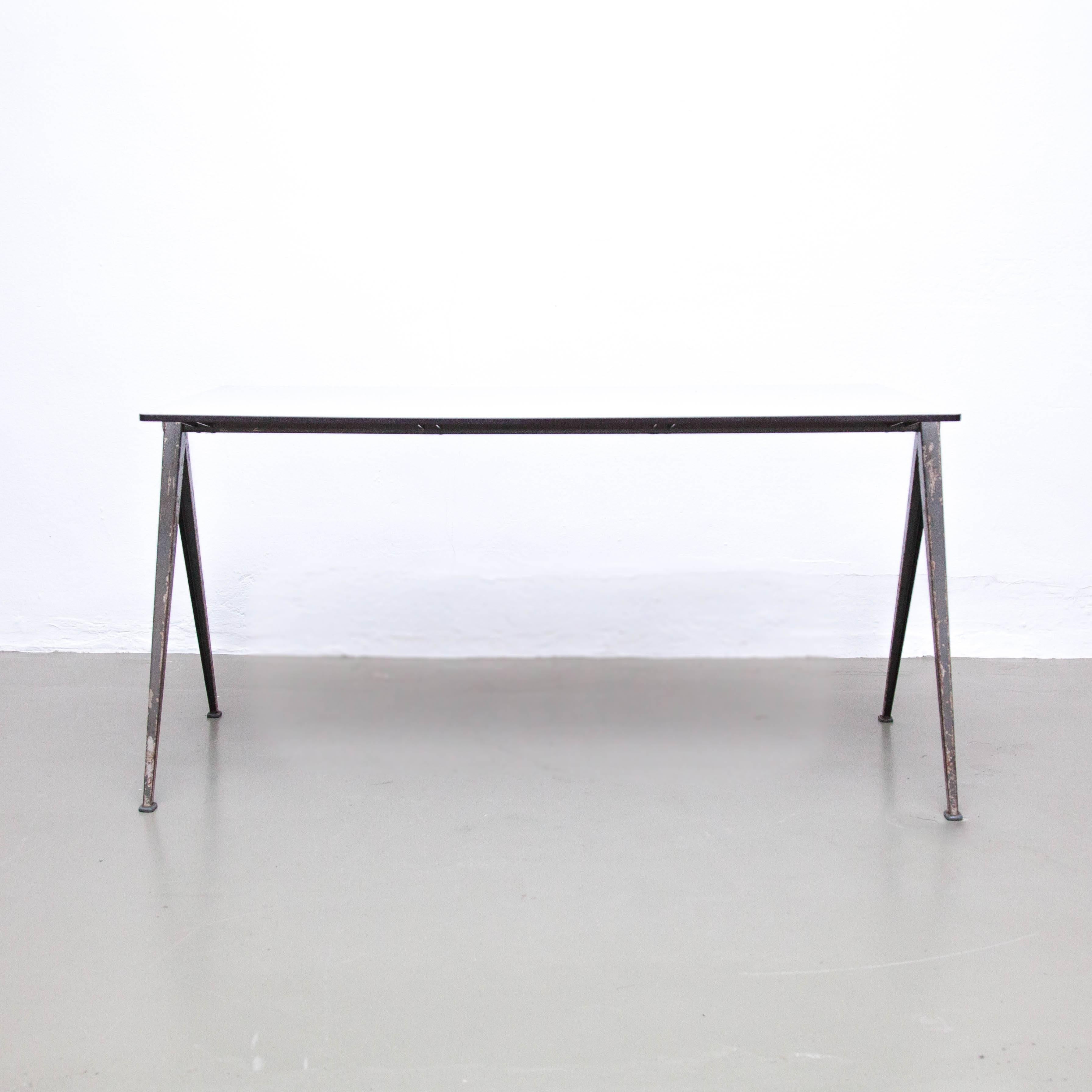 Pyramid table designed by Wim Rietveld.
Manufactured by Ahrend de Cirkel in Netherlands, circa 1960.

The table has the steel frame.

In good original condition, with minor wear consistent with age and use, preserving a beautiful patina.

Wim