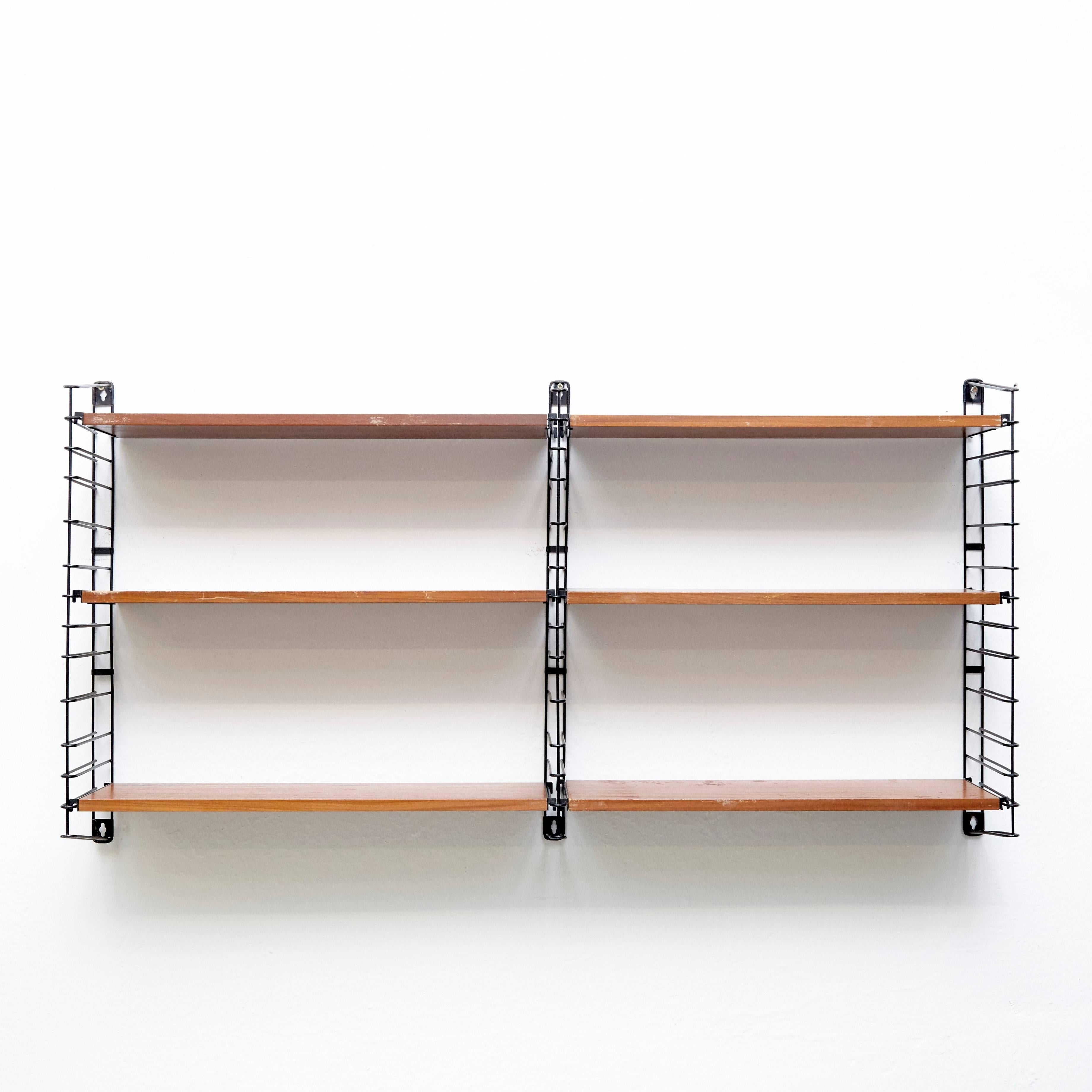 Modular Shelves designed by Adriaan D. Dekker in 1958.
Manufactured by Tomado in the Netherlands.

It possible to fit multiple shelves together, thus achieving a personalized/modular shelving system.

In good original condition with minor wear