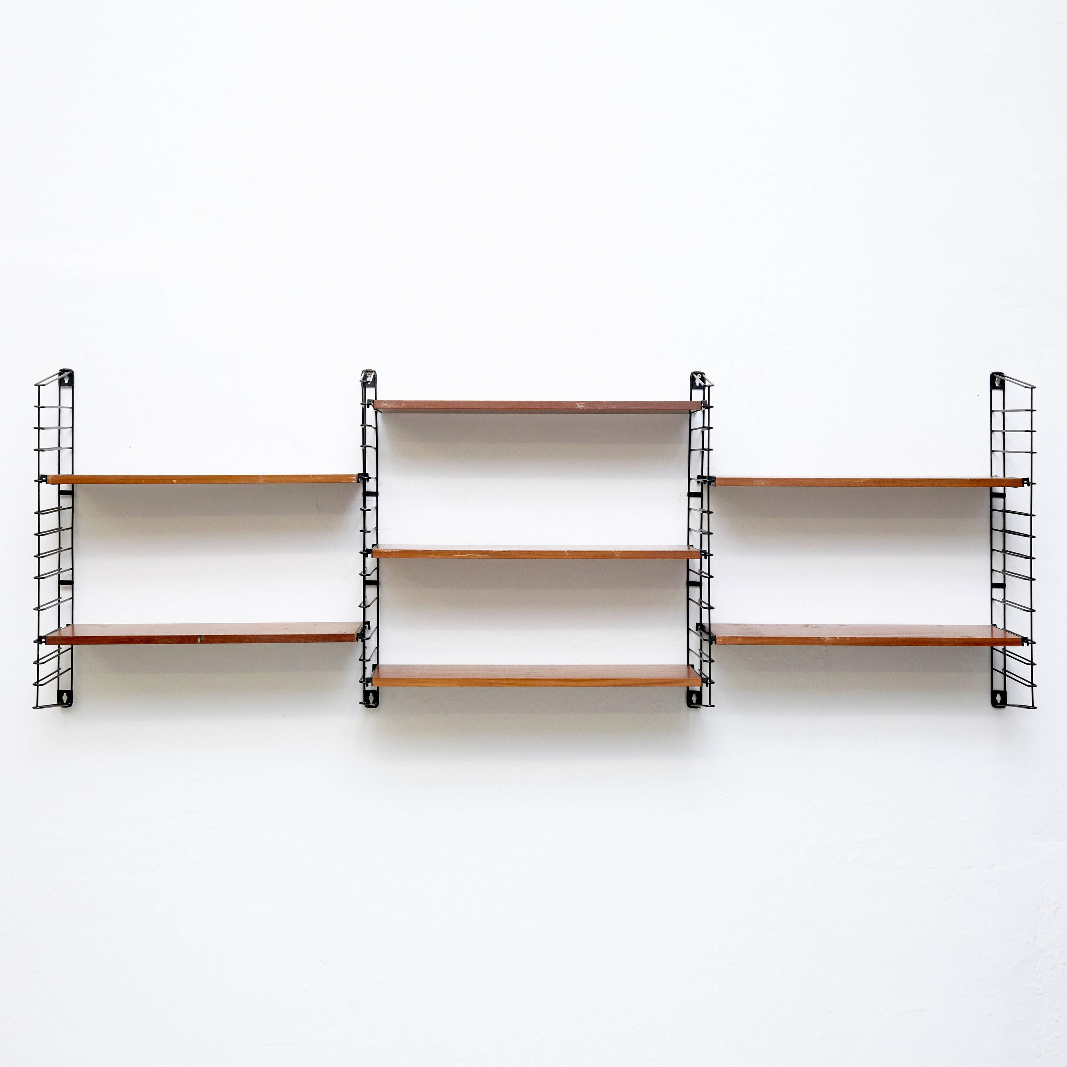 Modular shelves designed by Adriaan D. Dekker in 1958.
Manufactured by Tomado in The Netherlands.

It possible to fit multiple shelves together, thus achieving a personalized/modular shelving system.

In good original condition with minor wear