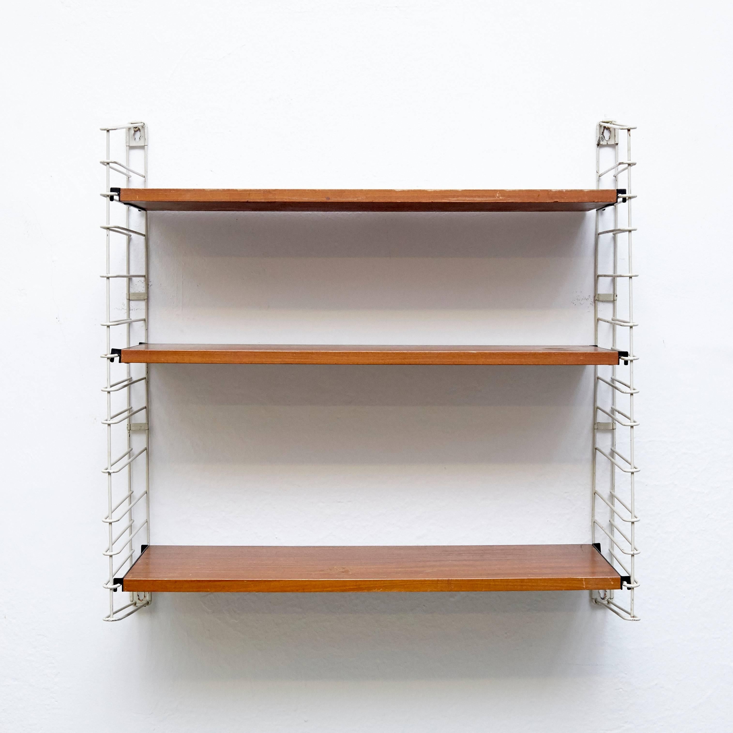 Modular shelves designed by Adriaan D. Dekker, circa 1960.
Manufactured by Tomado in the Netherlands.

It possible to fit multiple shelves together, thus achieving a personalized/modular shelving system.

In good original condition with minor