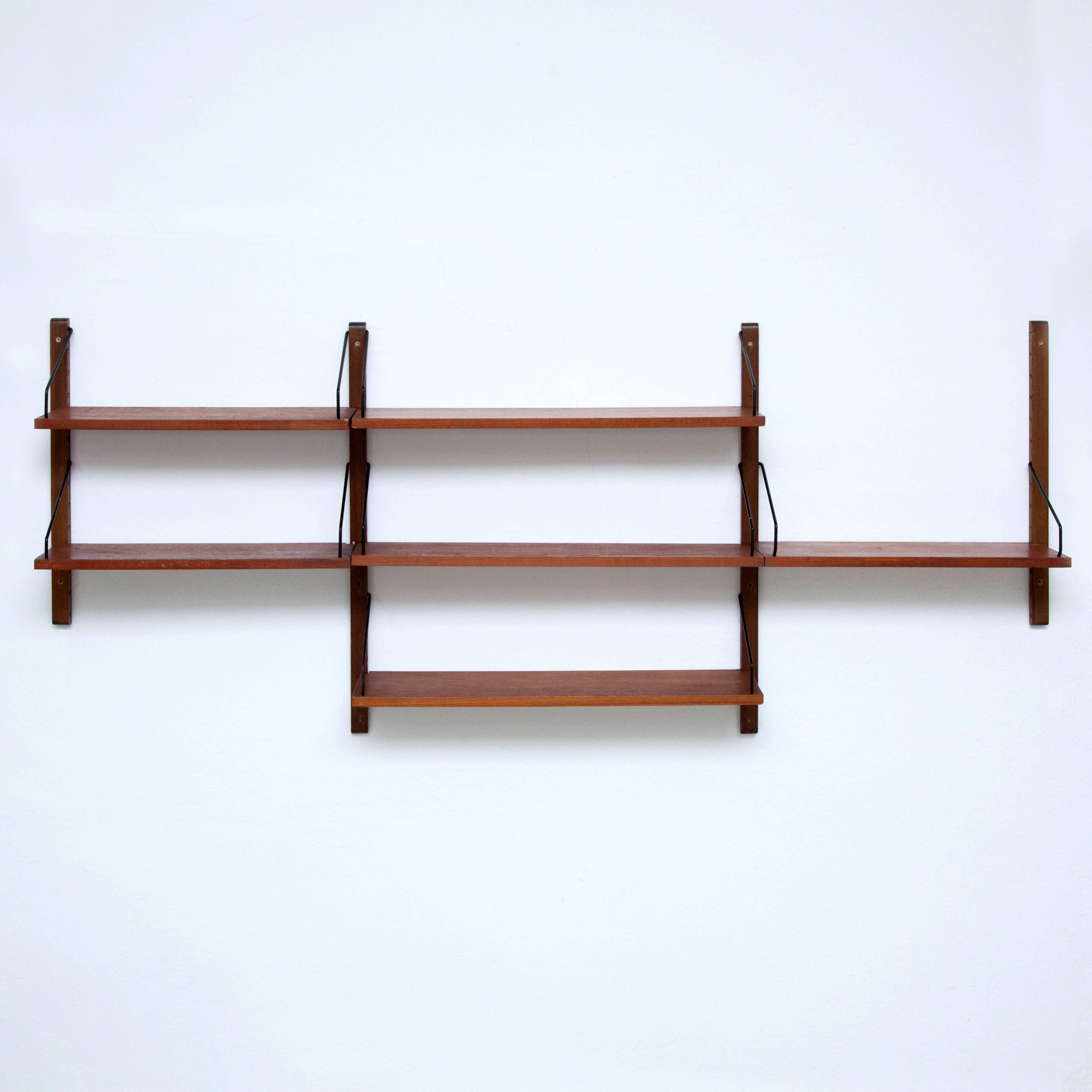 'Royal System' wall shelves system designed by Poul Cadovius, 1948.
Manufactured by CADO in Denmark.

It possible to fit multiple shelves together.

In good original condition with minor wear consistent with age and use, preserving a beautiful