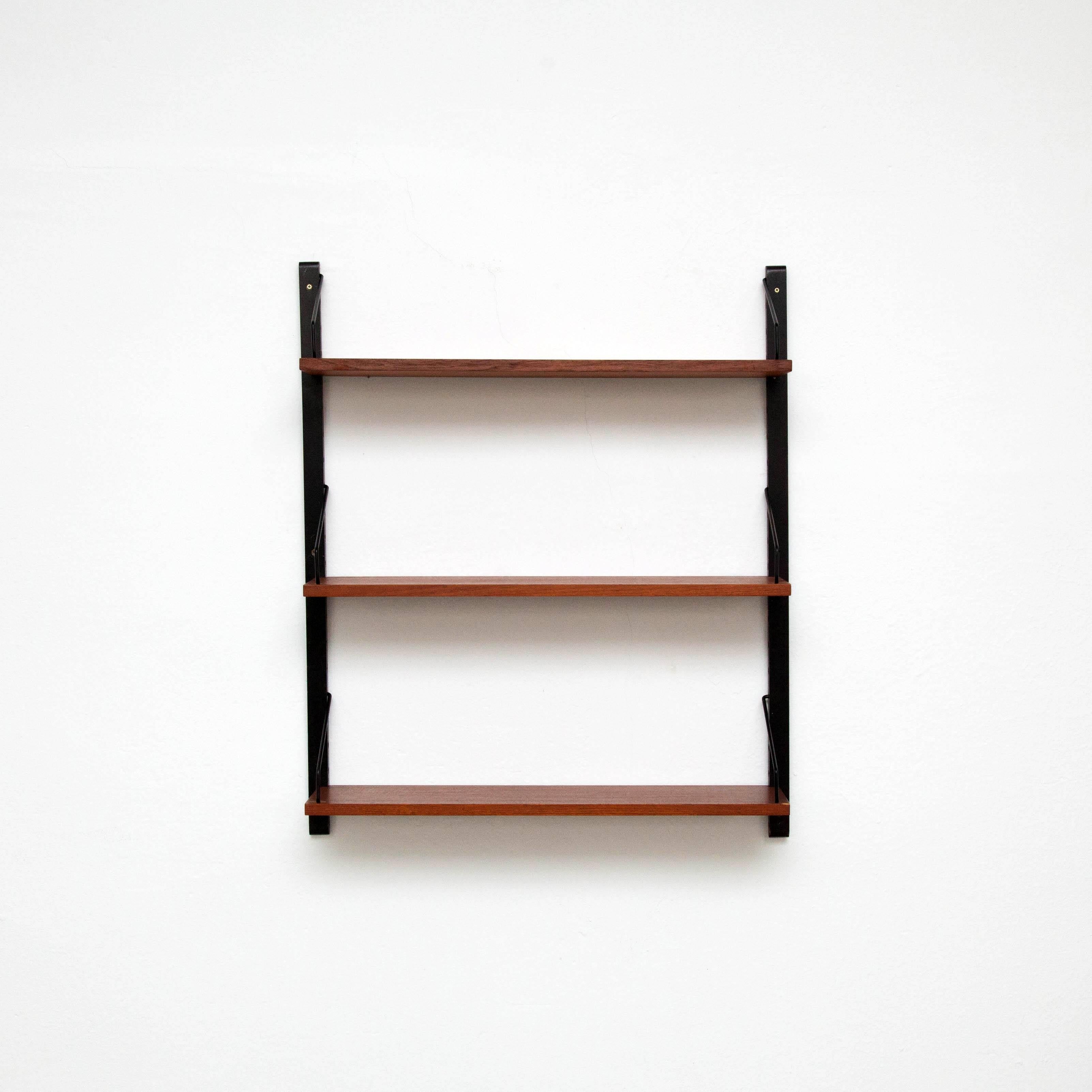 'Royal System' wall shelves system designed by Poul Cadovius, 1948.
Manufactured by Cado in Denmark.

It possible to fit multiple shelves together.

In good original condition with minor wear consistent with age and use, preserving a beautiful