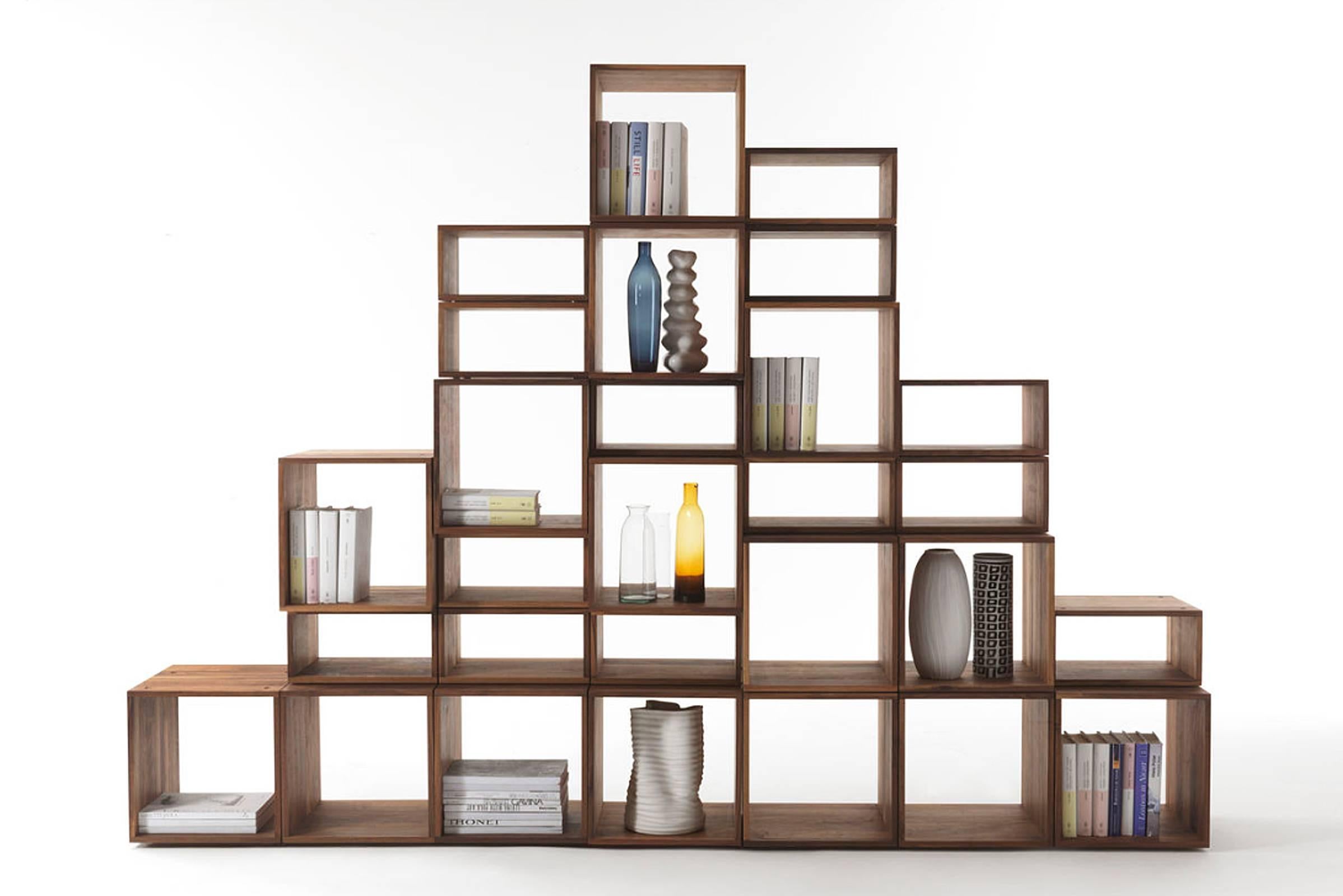 Bookcase free in solid walnut wood made with 28 free boxes,
15 square free boxes and 13 rectangular free boxes.
(For Pyramidal bookcase), price: 19500,00€.
Available in solid oak, on request.
Also available on request with:
or 34 boxes, 14 square