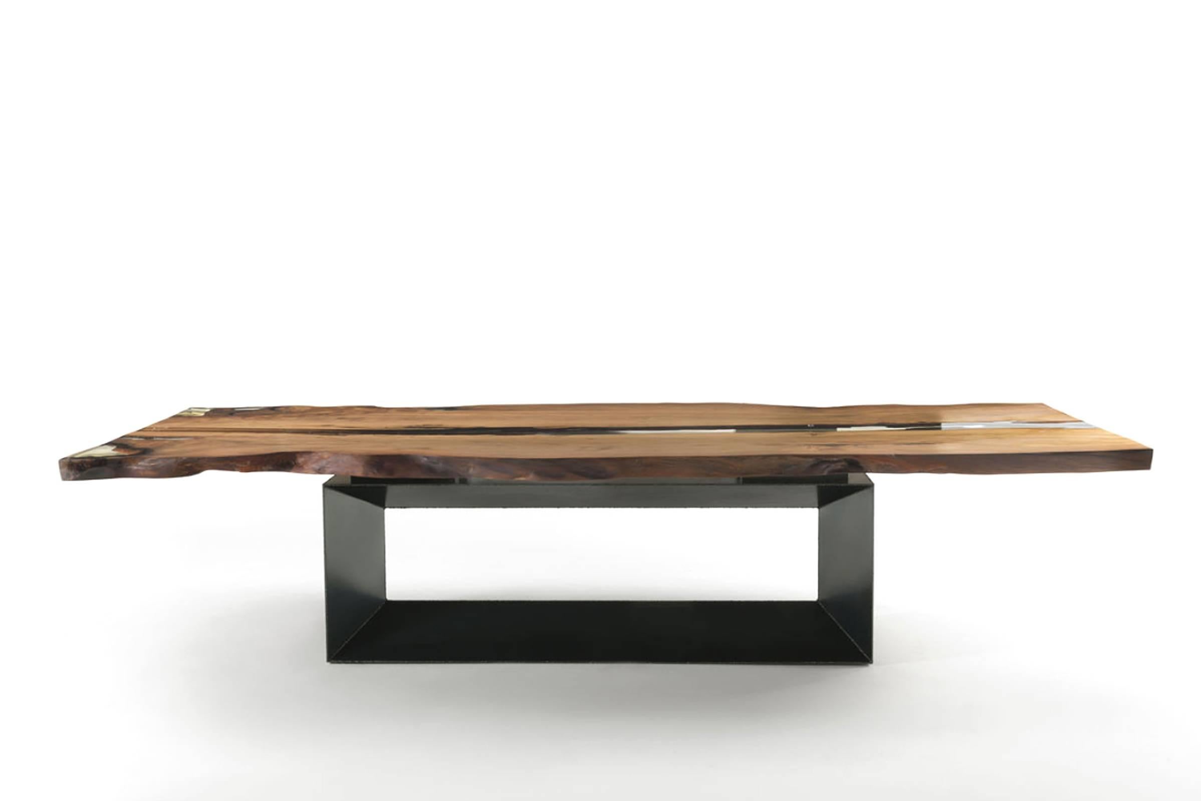 Table cuadra with Kauri wood top and resin handworked
on irondust anthracite grey base.
Exceptional piece according  availability to stock.
