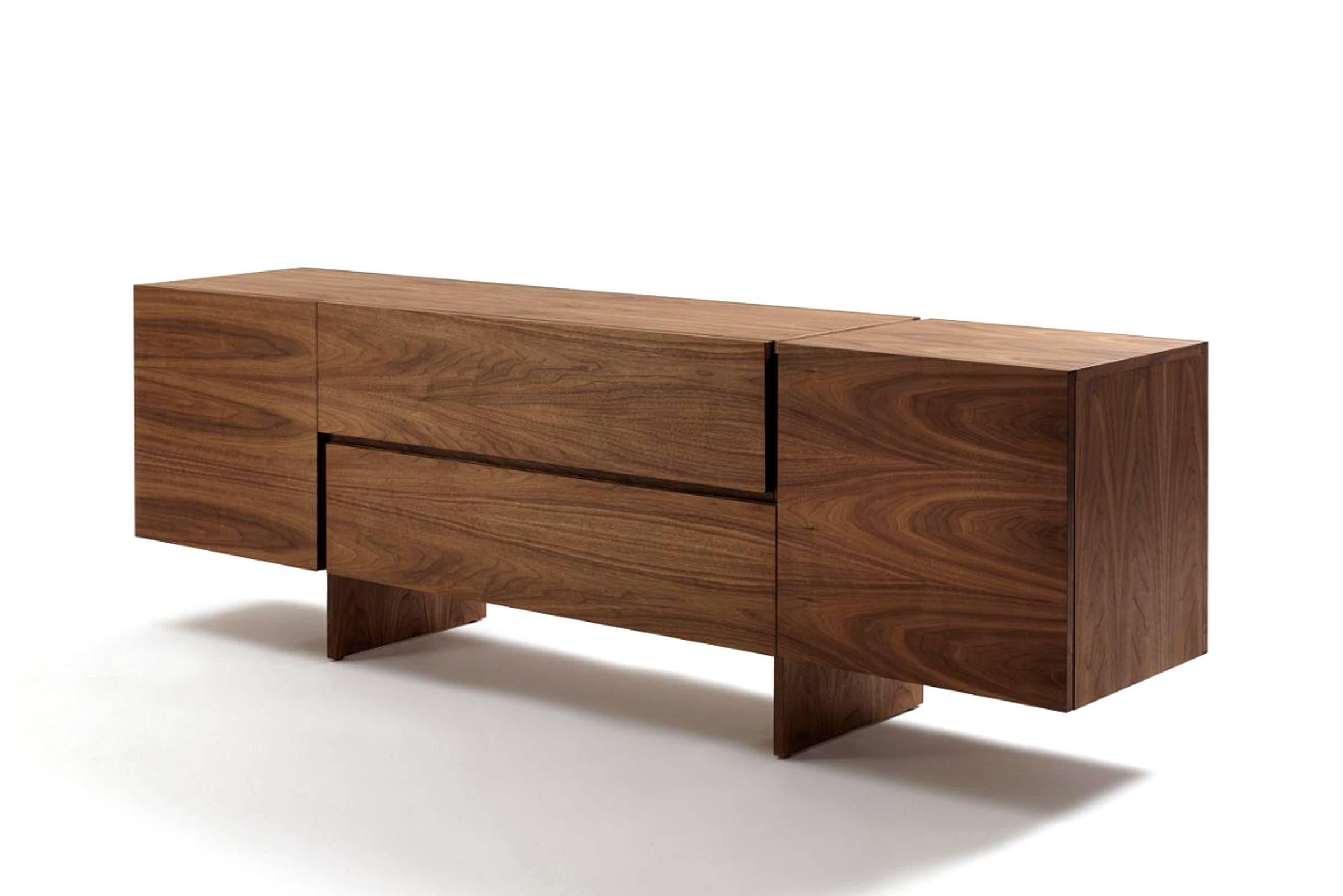 Sideboard multilayer in solid walnut with two central
drawers on metal rails and two side doors, including
2 shelves.
Also available in solid oak, on request.
