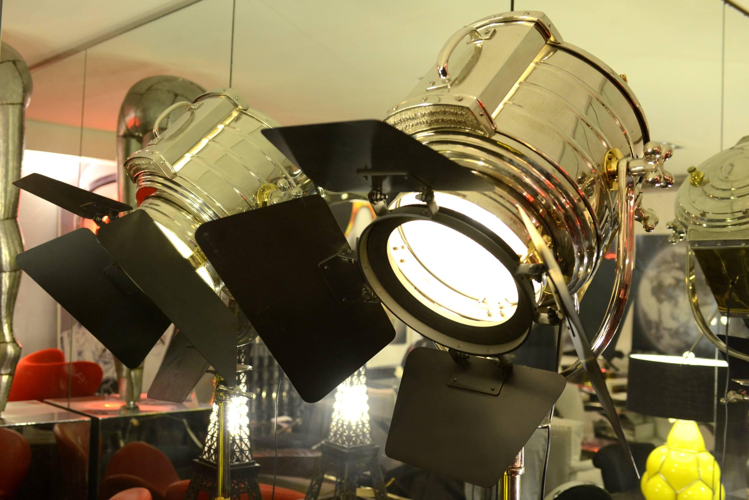 Contemporary Projector Studio in Nickel on Foot with Castors Fresnel Lens and Four Panels For Sale