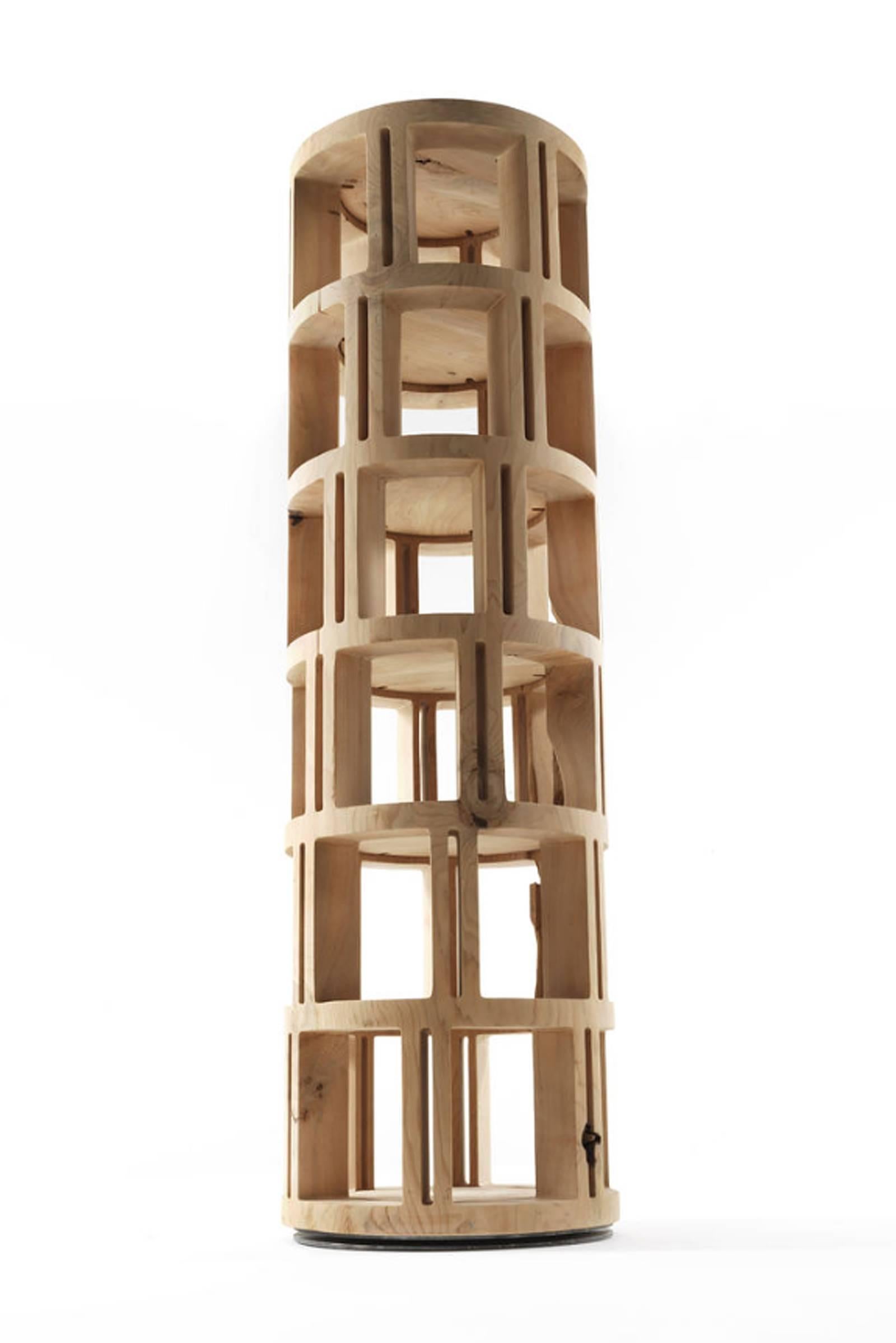 Bibliothèques Babel en bois de cèdre massif naturel
sur une base pivotante.
Disponible en :
Ø 75 x H 168,7cm, prix : 16900,00€.
Ø 75x H 209.3cm, prix : 18500,00€.
Ø 75 x H 250 cm, prix : 19900,00€.
Le bois de cèdre massif comprend le mouvement, 
les