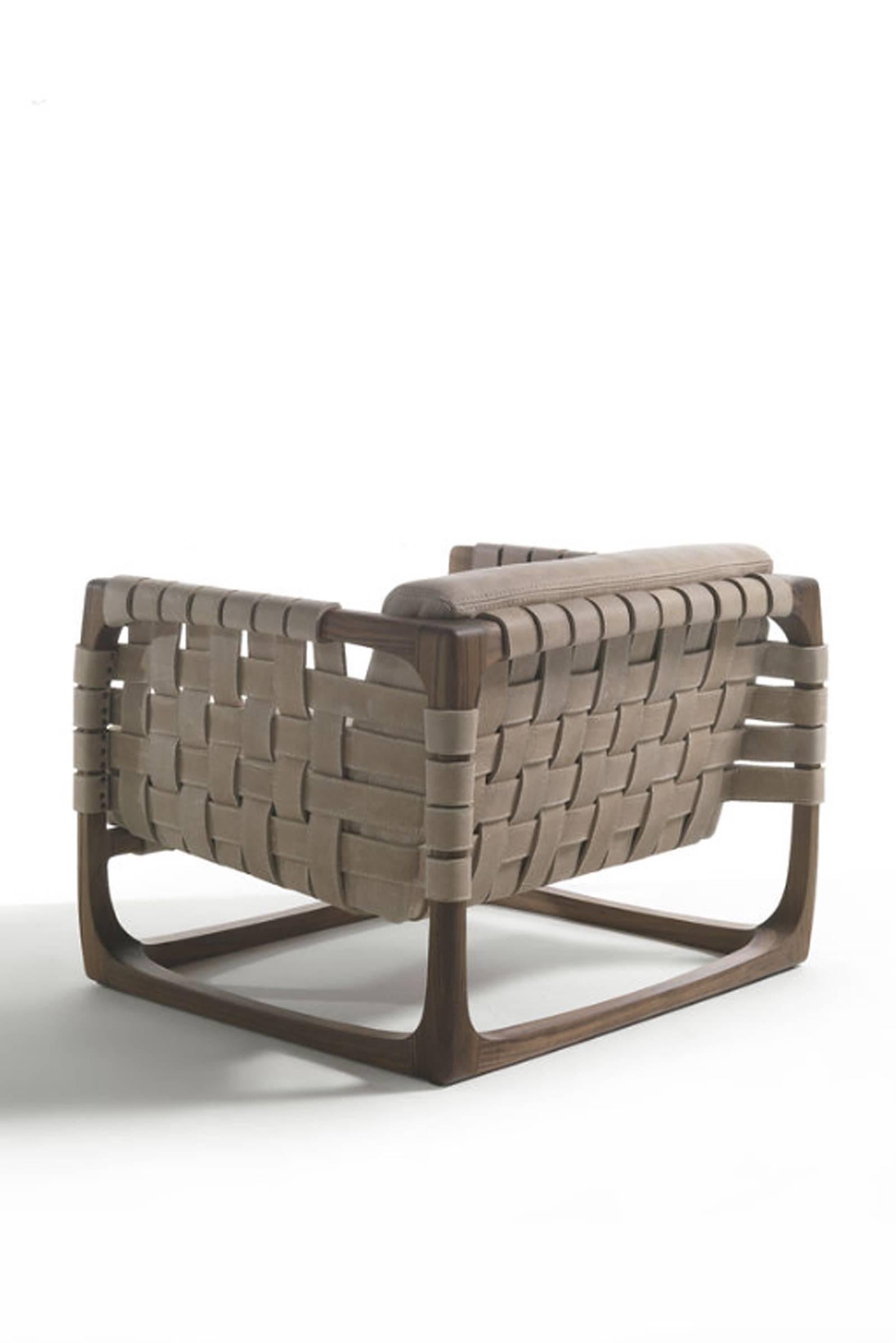 Webbing-Sessel mit gepolstertem Sitz aus Nubuk-Leder aus massivem Nussbaumholz (Italienisch) im Angebot