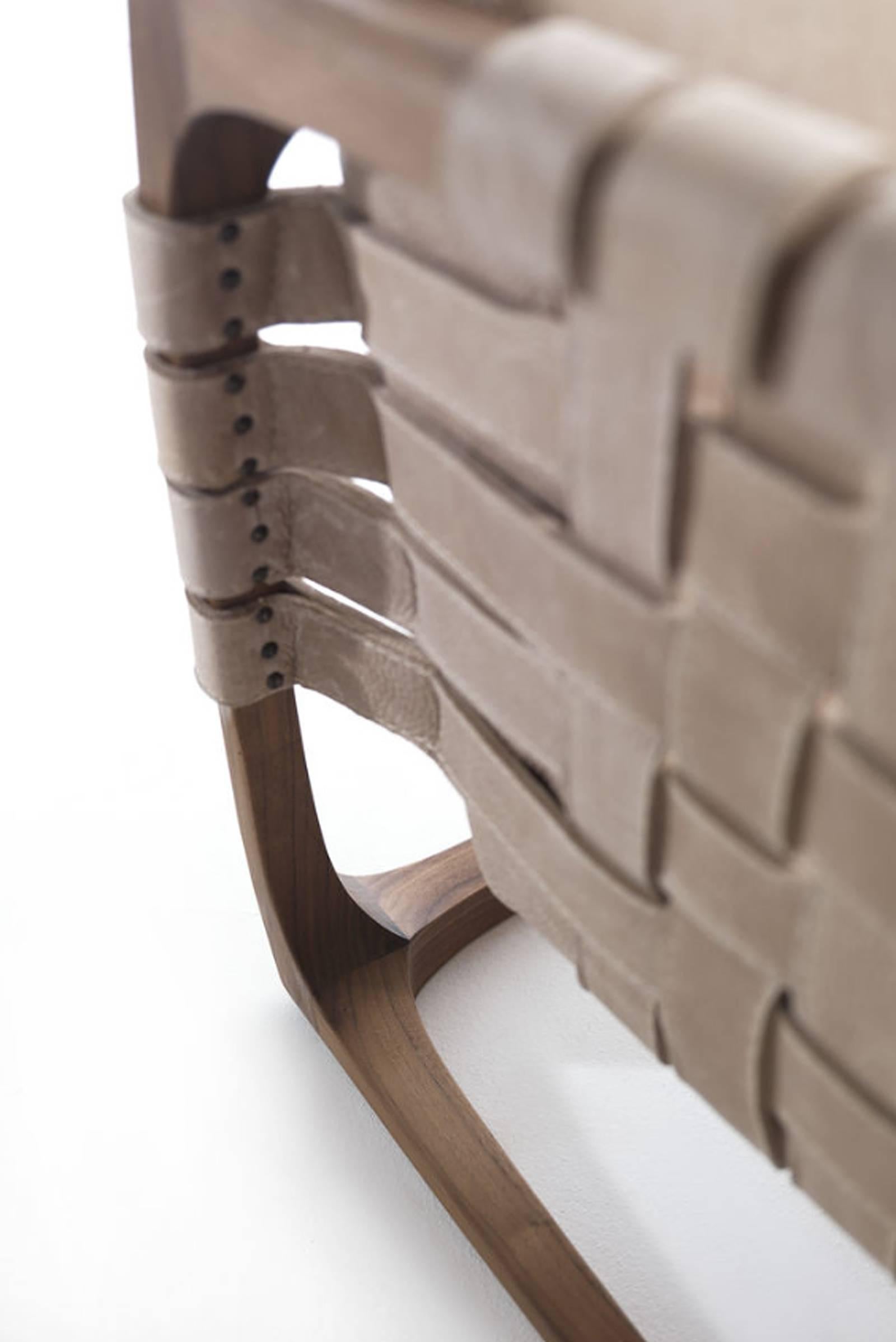 Fatto a mano Poltrona Webbing Seduta imbottita in pelle Nubuck in noce massiccio in vendita