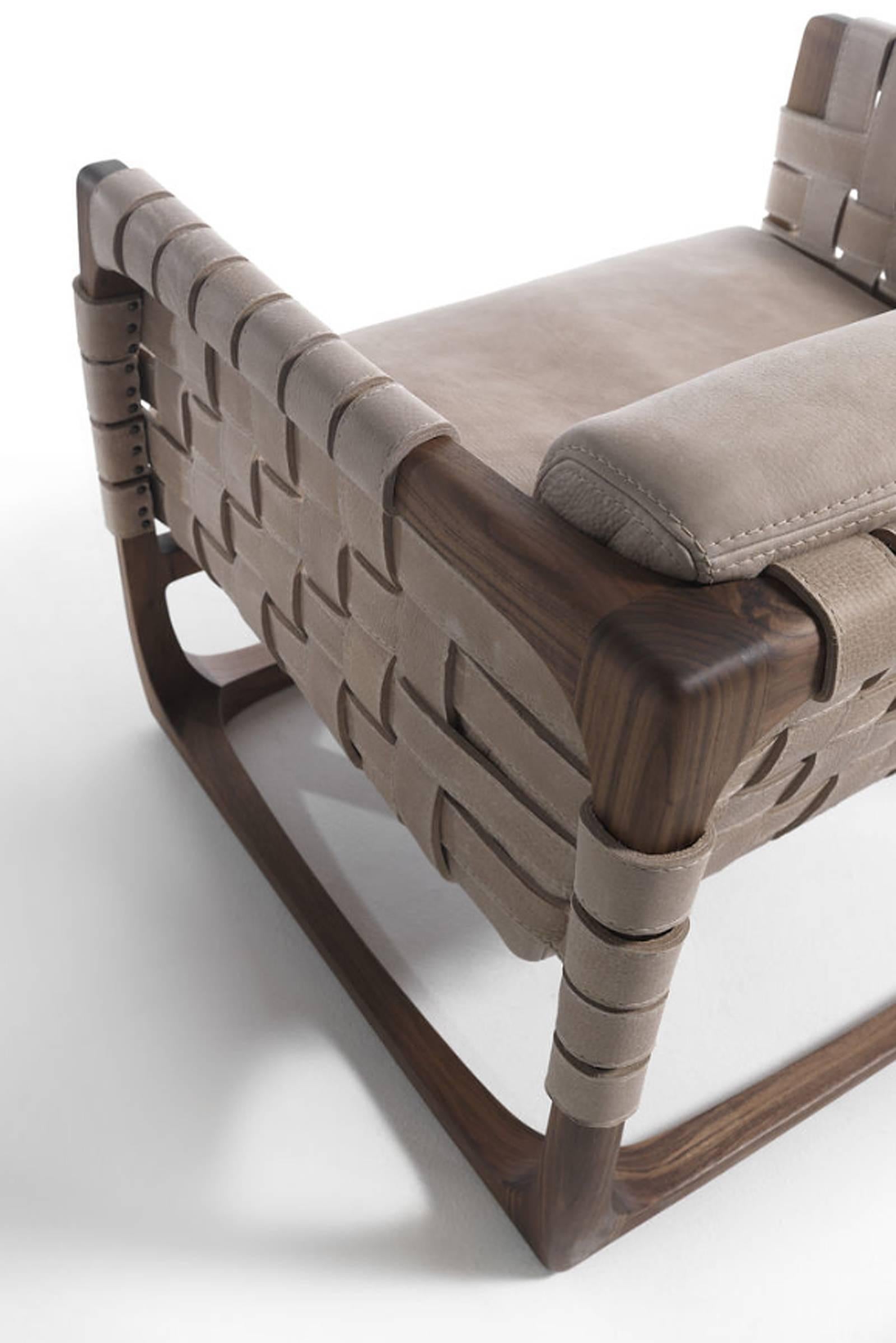 Webbing-Sessel mit gepolstertem Sitz aus Nubuk-Leder aus massivem Nussbaumholz im Angebot 2