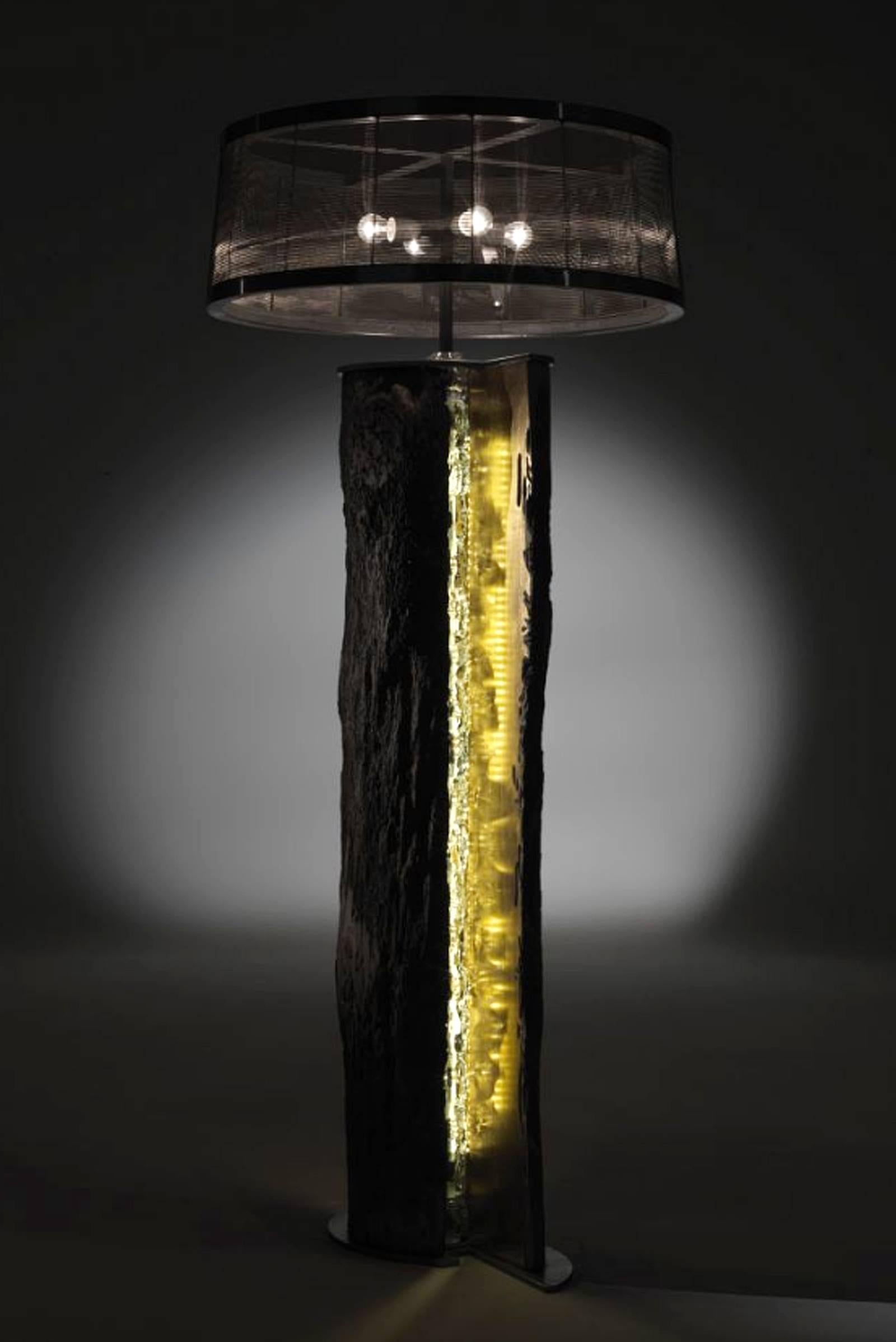 Floor lamp open oak trunk with shards of Murano glass
and gold leaf inside with metallic lampshade and natural
iron base in oiled finish. Lamp with footswitch.
