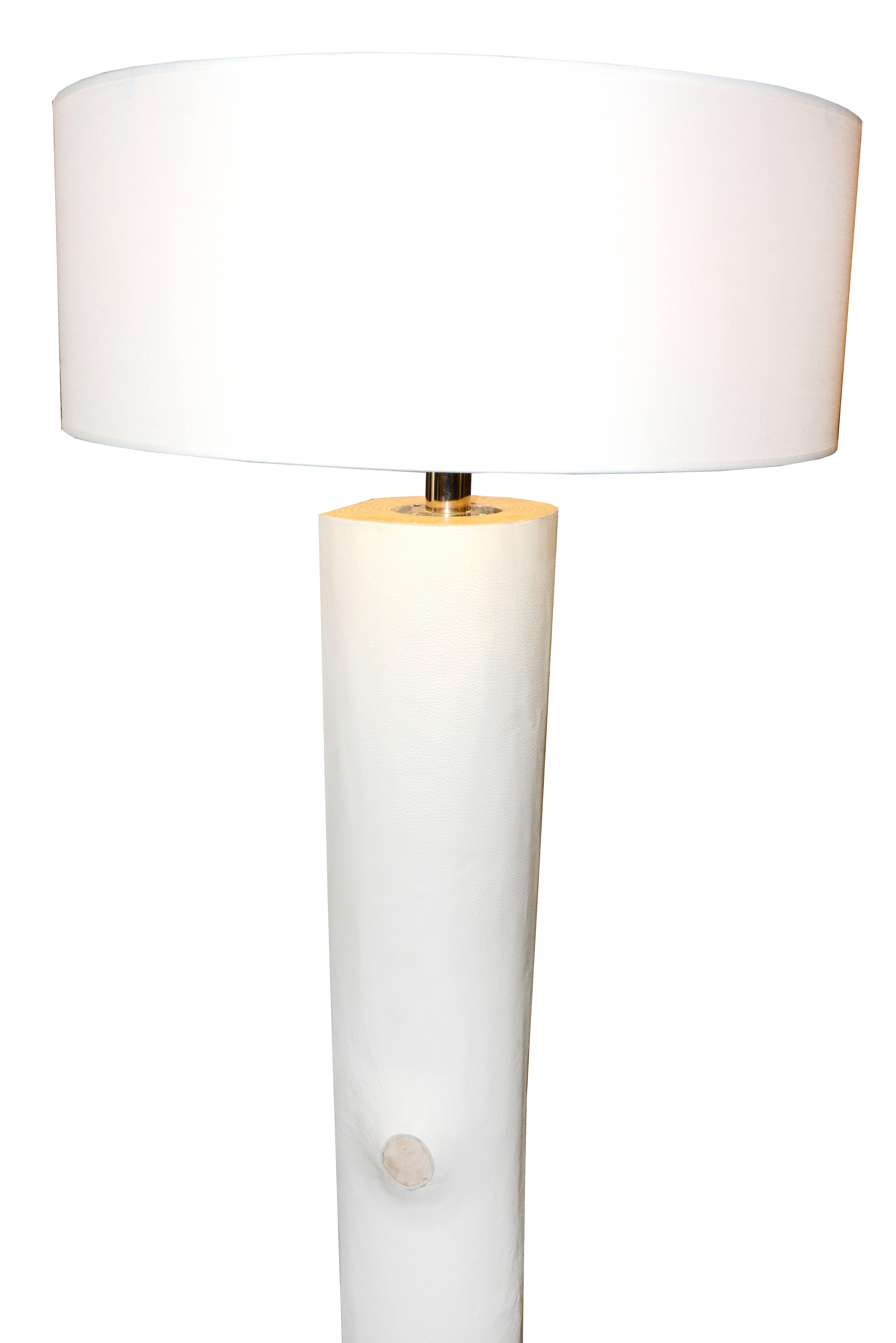 Floor lamp with softwood trunk covered
with white genuine leather. White lampshade.
