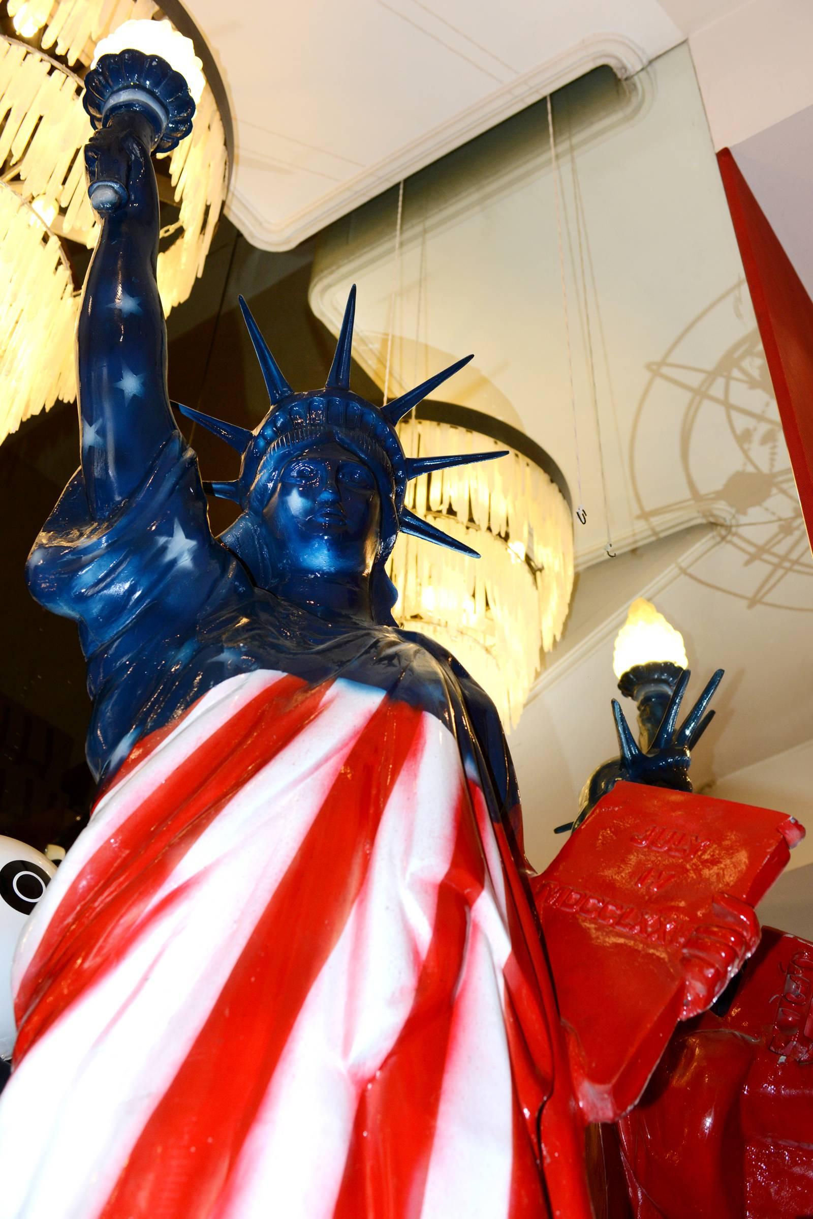 Liberty Statue United States Flag Sculpture In Excellent Condition For Sale In Paris, FR