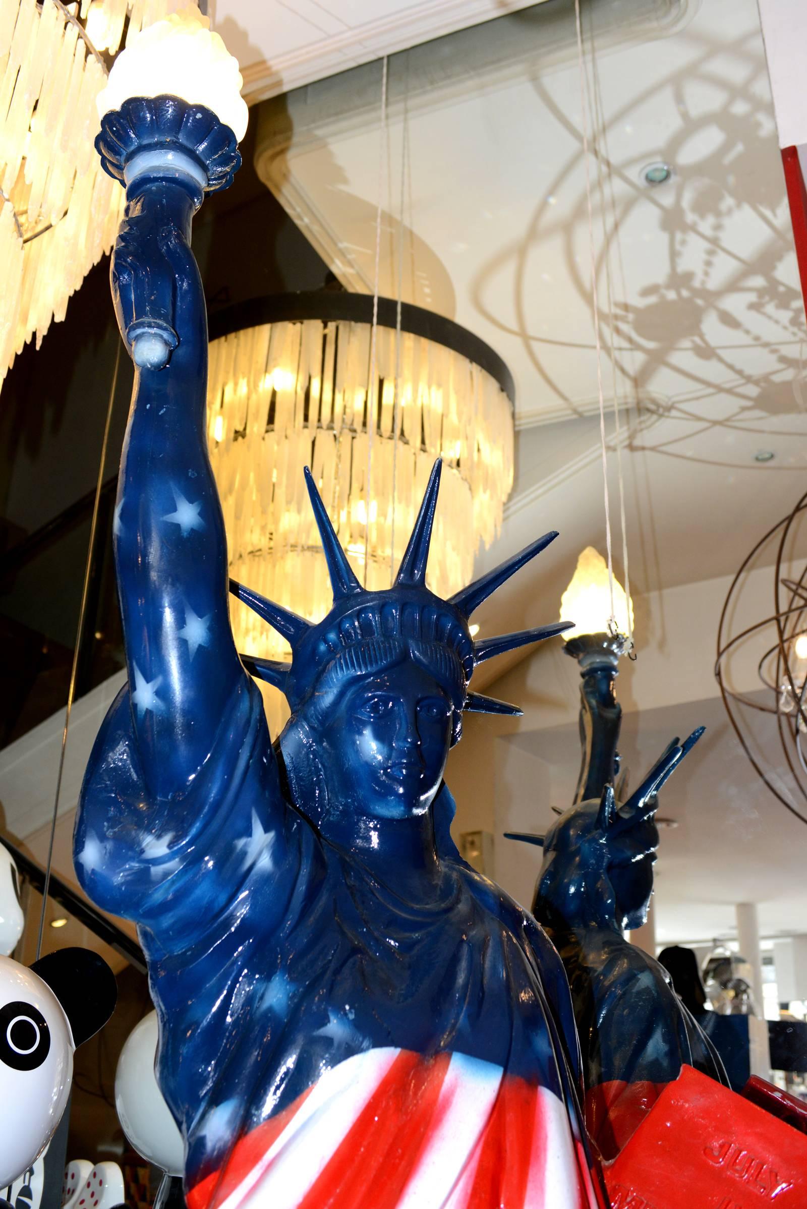 Sculpture Statue de la Liberté Drapeau des Etats-Unis peint.
Sculpture en fusion. Pièce unique et exceptionnelle.
