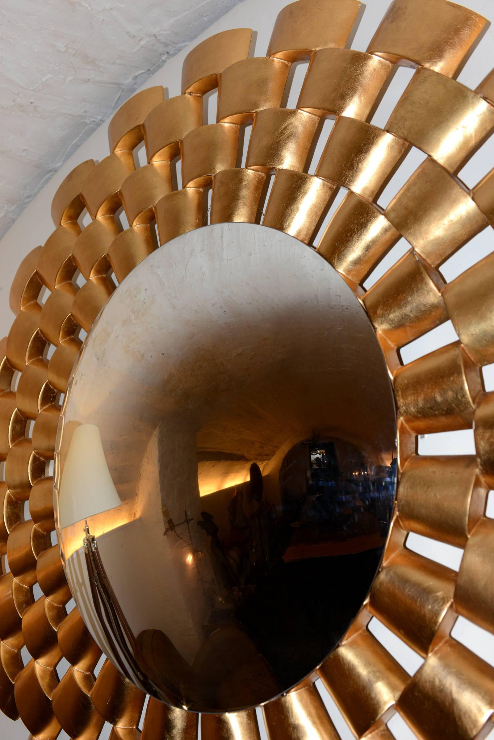 Collier miroir Convexe avec structure en résine et finition en feuille d'or.
Avec miroir convexe en résine.
Egalement disponible sur demande en ø140cm, prix : 12500€.
Ou en ø160cm, prix : 25500,00€
