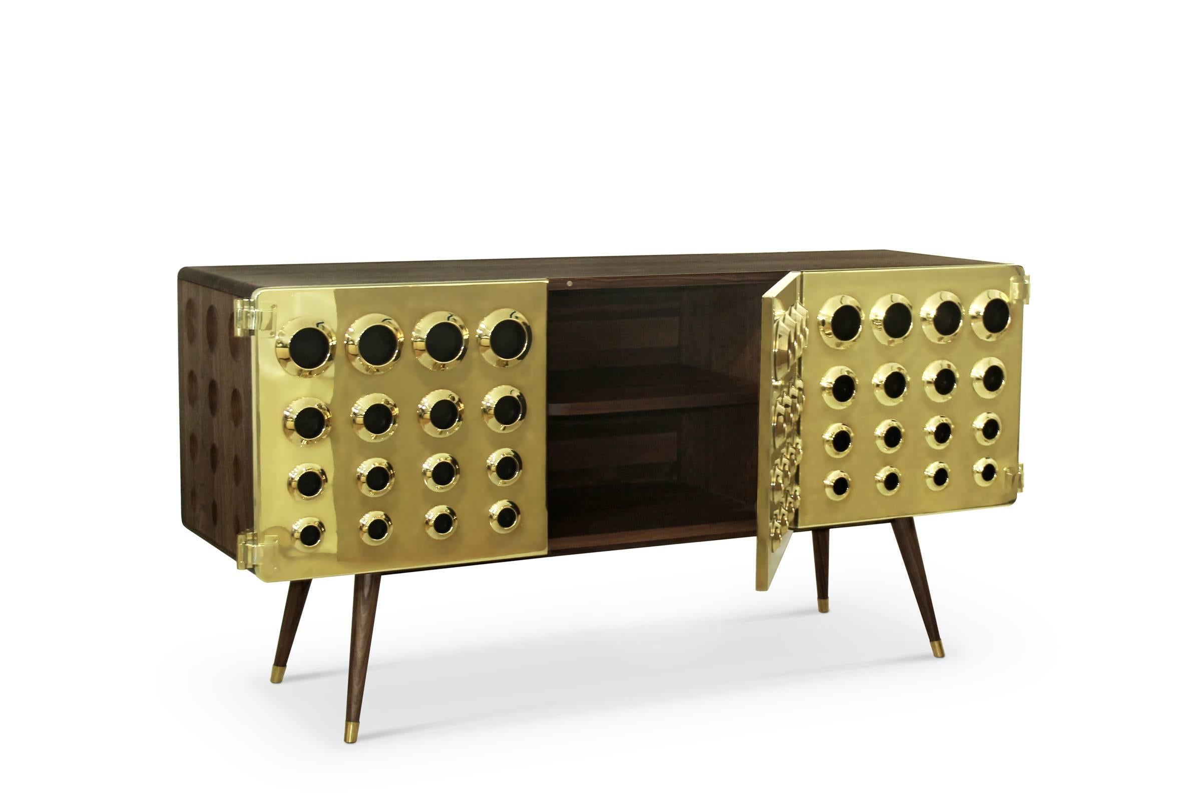 Sideboard golden doors in solid walnut wood
and polished brass and UV-resistant clear acrylic coating.

