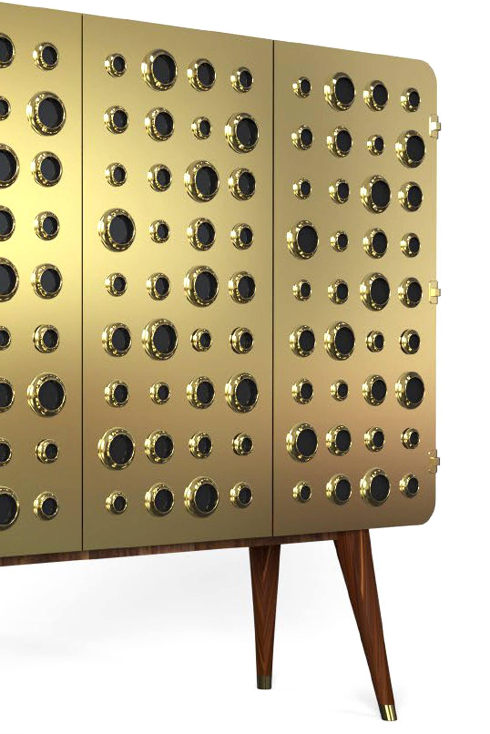 Armadio ante dorate in legno massiccio di noce
e ottone lucido e trasparente resistente ai raggi UV.
Rivestimento acrilico. Ideale per le bottiglie di Martini e Gin.
