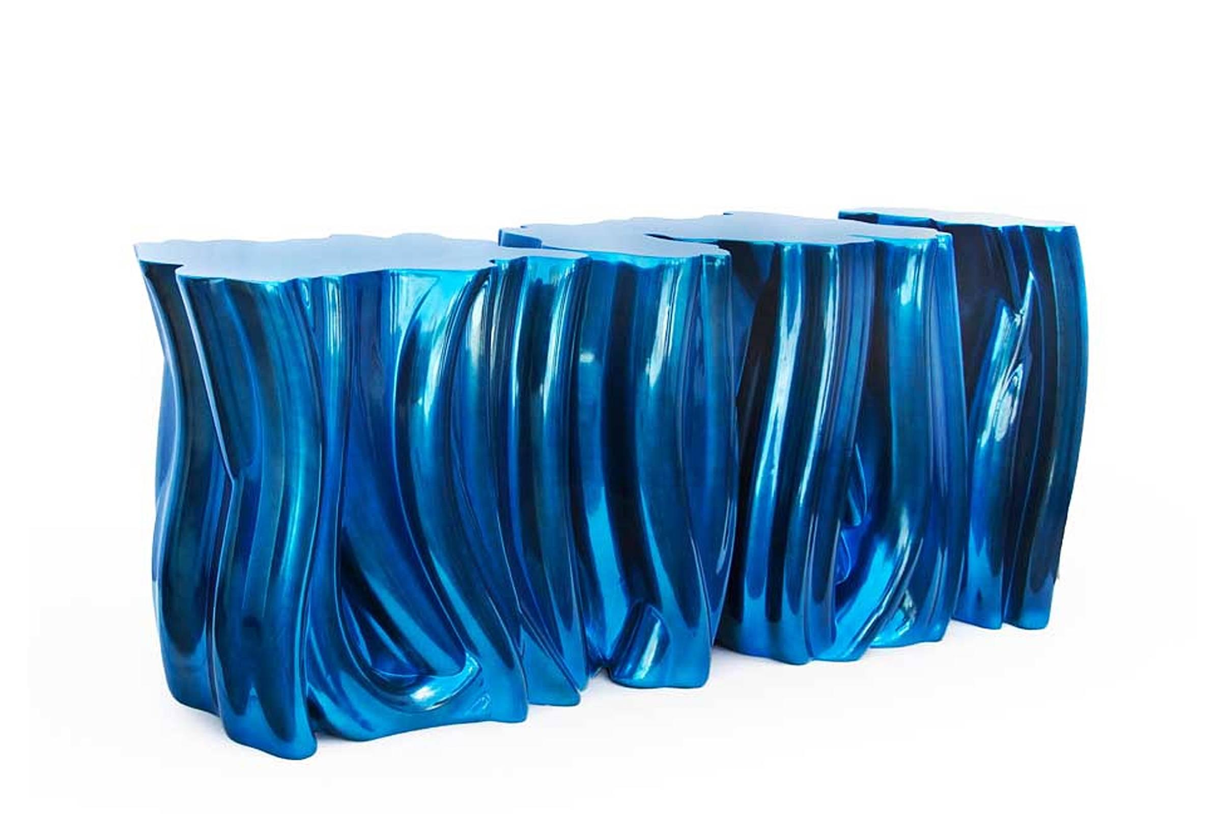 Console Electric Blue with structure in fiberglass with 
polyurethane lacquered, hand made varnished. Console
in Electric Blue Finishes. Also available in Purple Blue 
Finishes, other finishes, on request 

