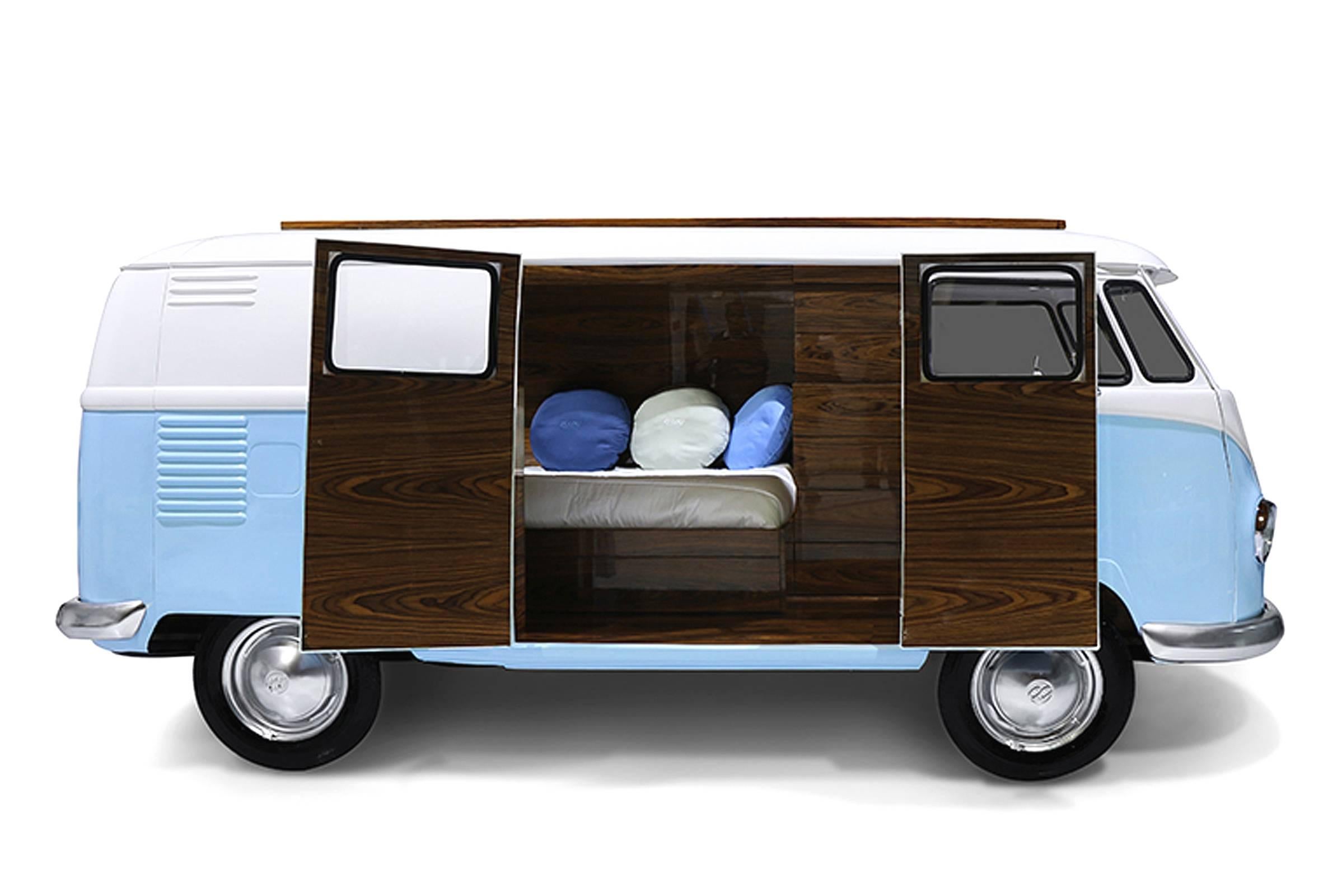 Contemporary Wagen Bed in Fiberglass and Palisander Wood Veneer For Sale