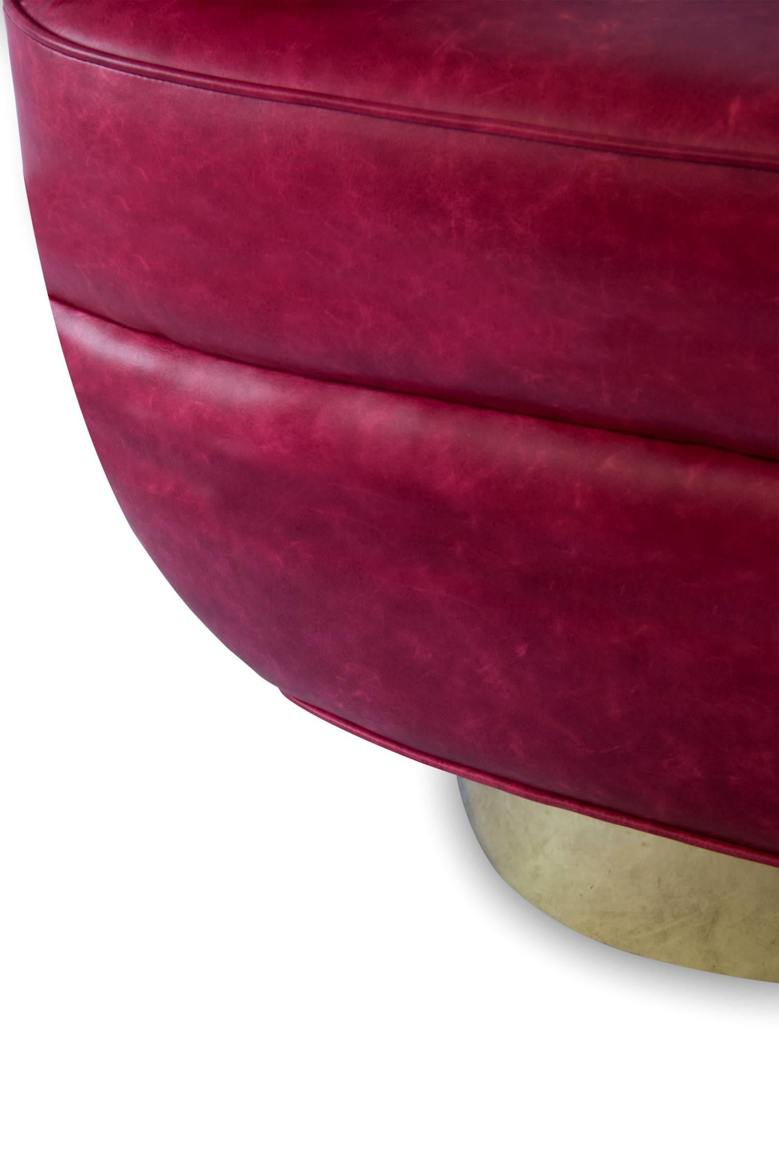 Portugais Fauteuil de salon couleur en cuir véritable et laiton en vente