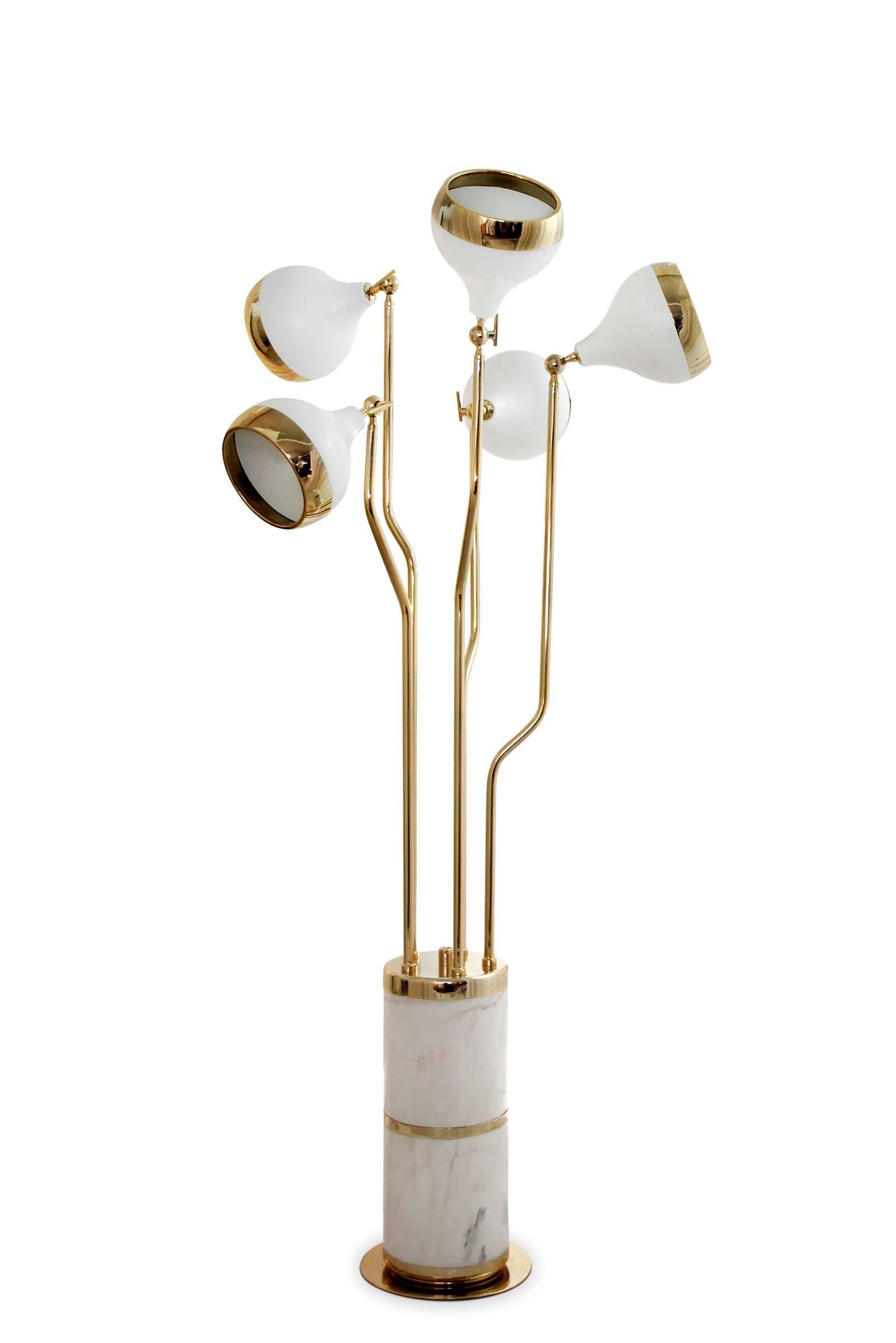 Lampadaire lounge blanc avec laiton et aluminium
avec corps et abat-jour en plaqué or. Avec le polissage 
Marbre Estremoz. avec 5 bulles, type porte-lampe 
E27, max 40 watt. Ampoules incluses. Poids : 34 kg.
