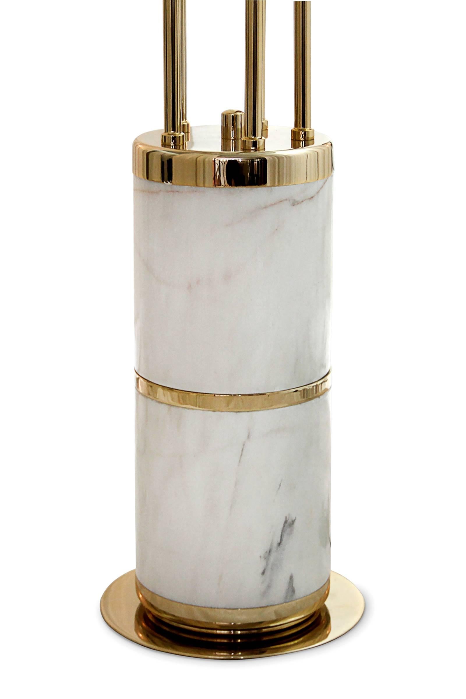 Lampadaire de salon blanc en laiton et marbre poli Excellent état - En vente à Paris, FR