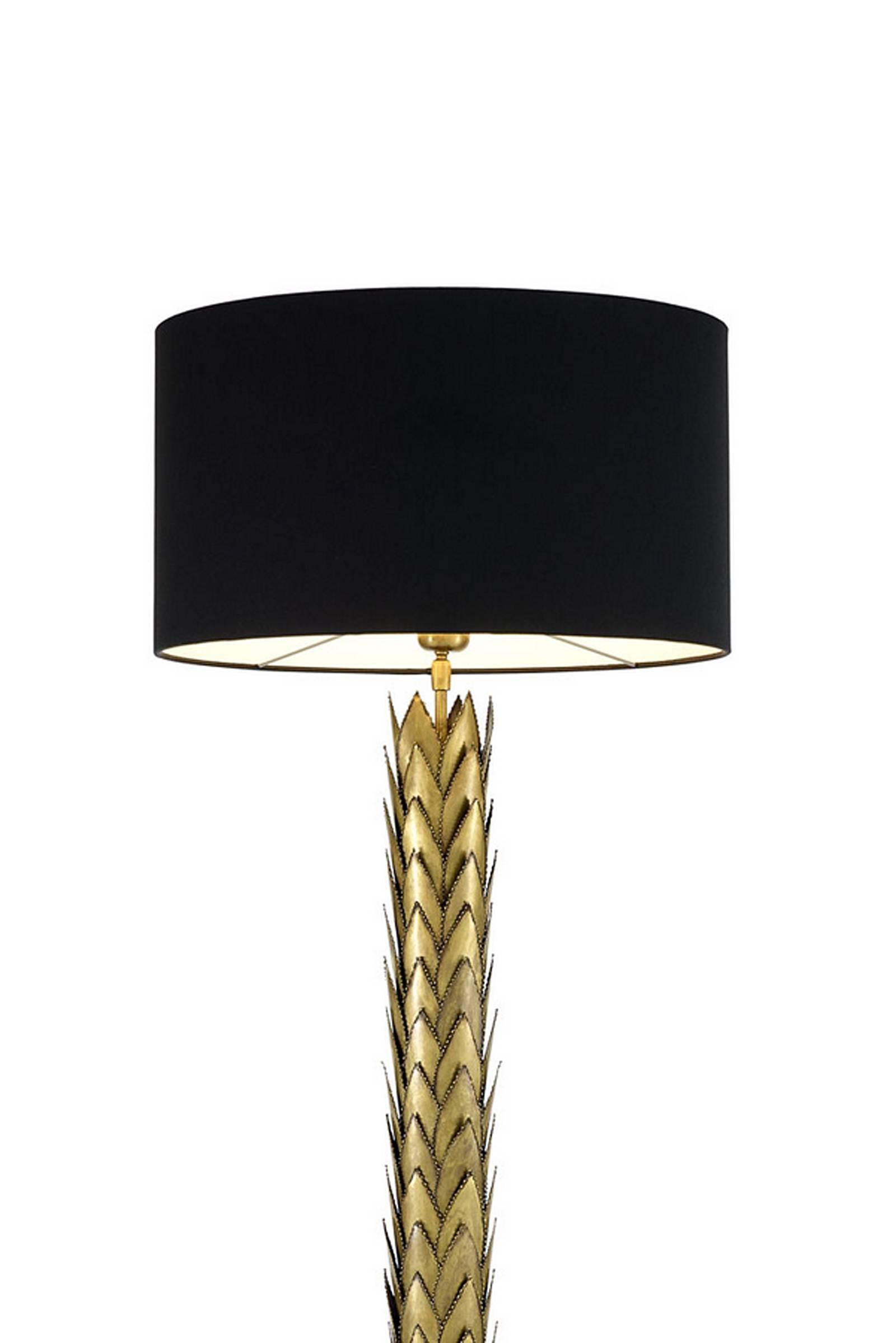 Table lamp palms in vintage brass finish
with black lampshade.
