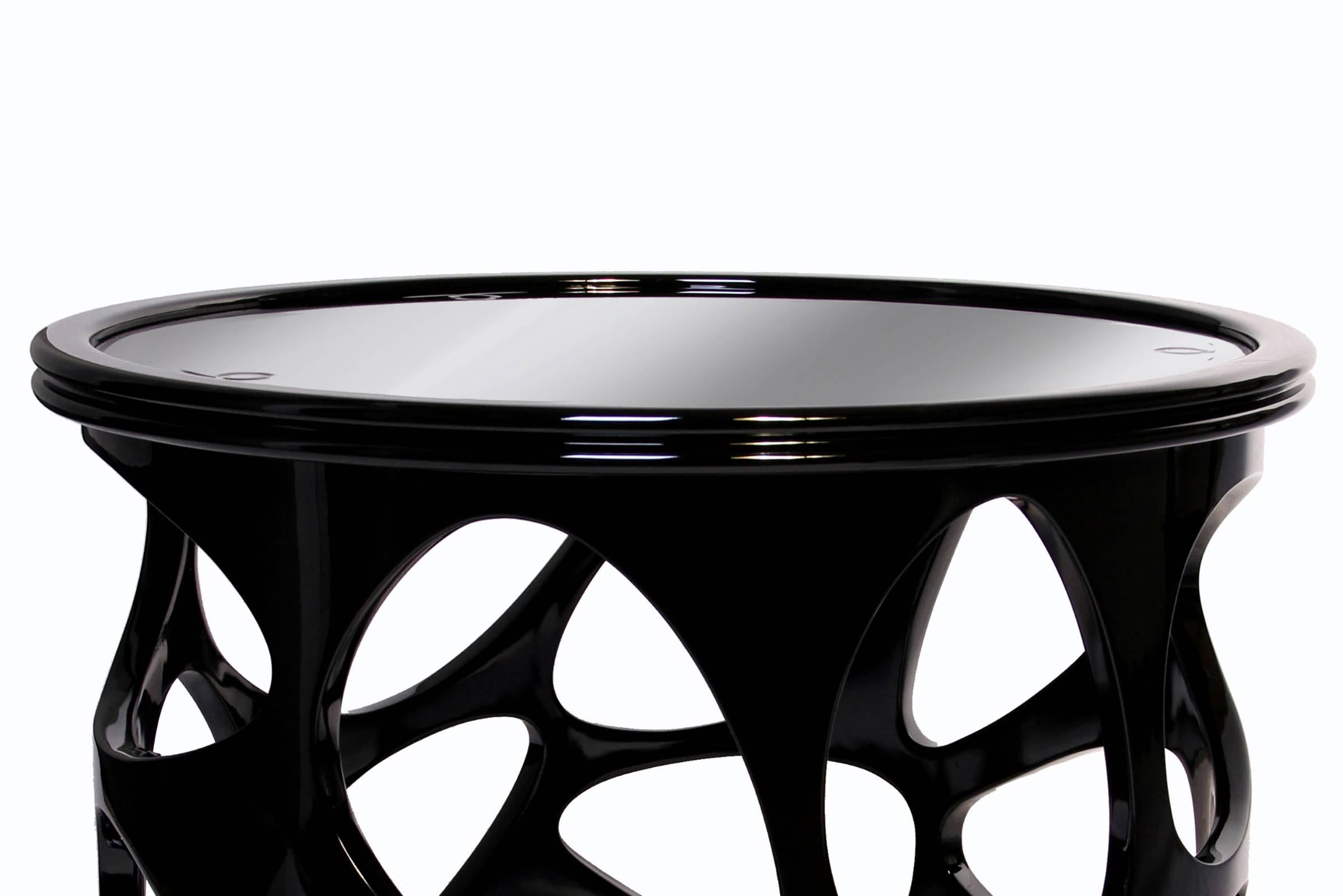 Side table Archi in black lacquered mahogany.
Top with polished black glass lacquered.
Handcrafted side table.
