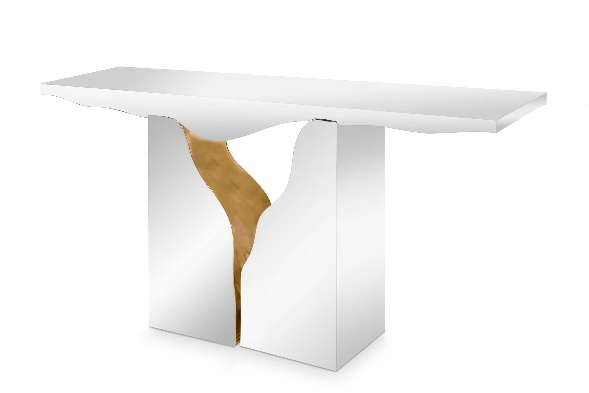 Console table Paradise features a mahogany structure 
with its inside finished in polished brass, exterior 
finished in polished stainless steel.
