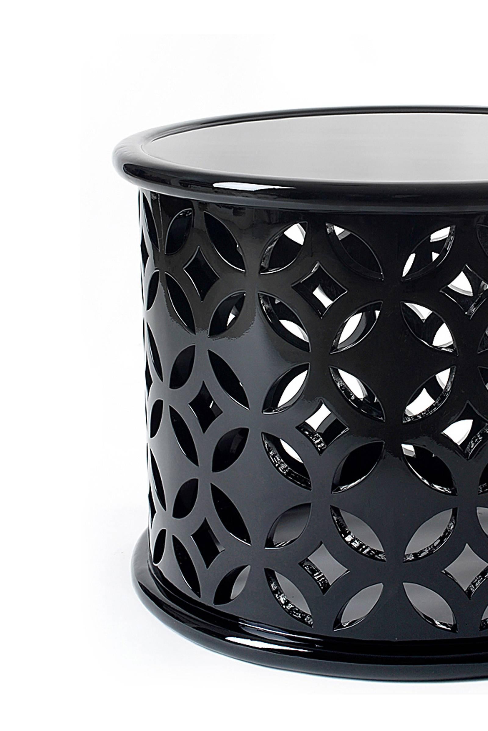 Side table Soledad made in Mahogany lacquered 
in black with a high gloss Varnish. 
