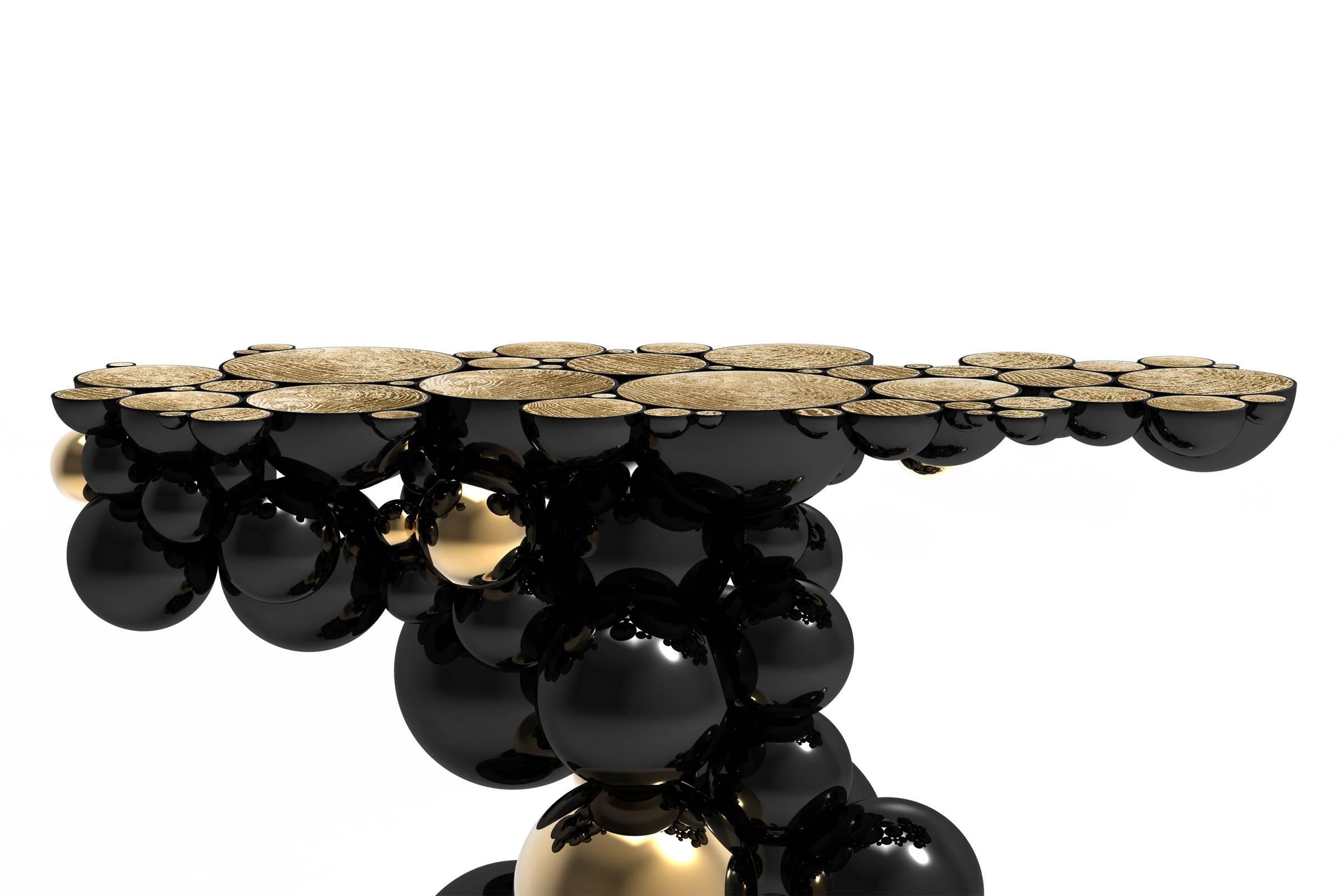 Console table spheres composed by metallic spheres 
and semi spheres joined together. Aluminium black and 
gold finish.
