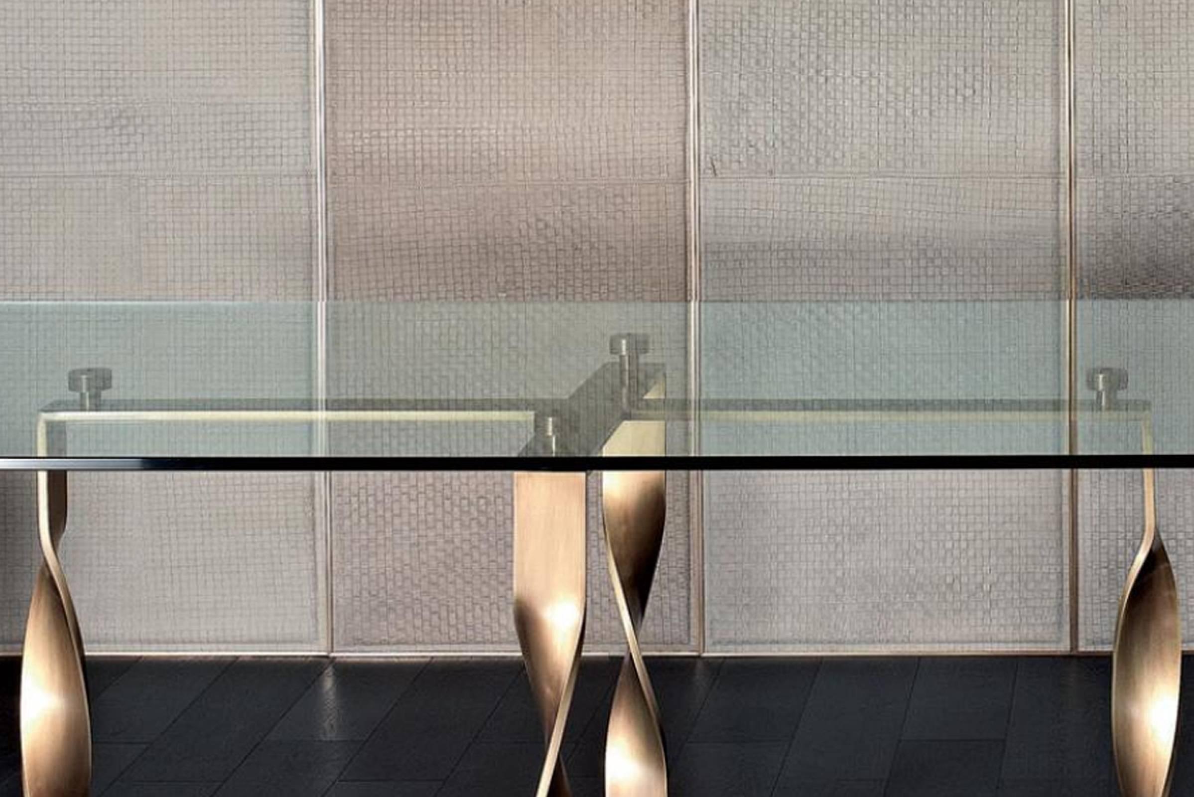 Torsade-Tisch mit Bronzefußbeinen und Glasplatte im Zustand „Neu“ im Angebot in Paris, FR