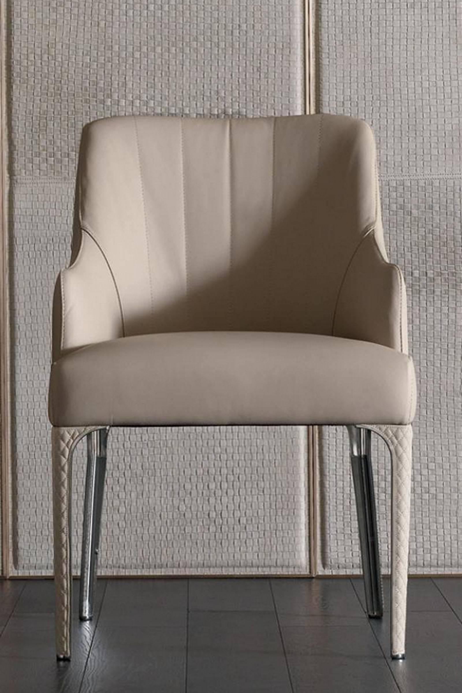 Chair Prima with structure in solid wood, 
upholstered and covered with genuine 
leather Cat A. With bronze structure.
Also available with other leather or fabric on request.
