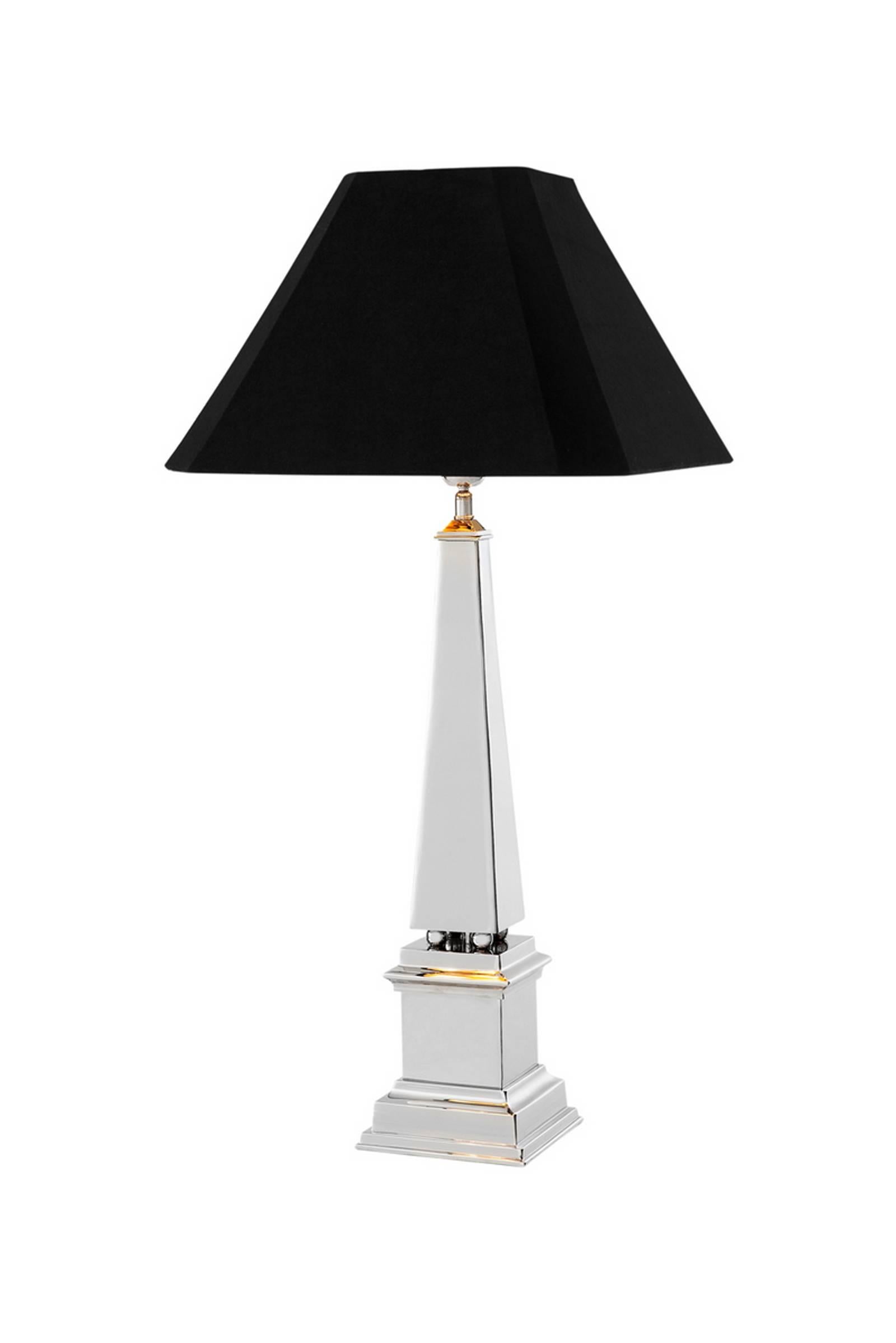 Table lamp obelisk in polished brass,
with black lamp shade.
