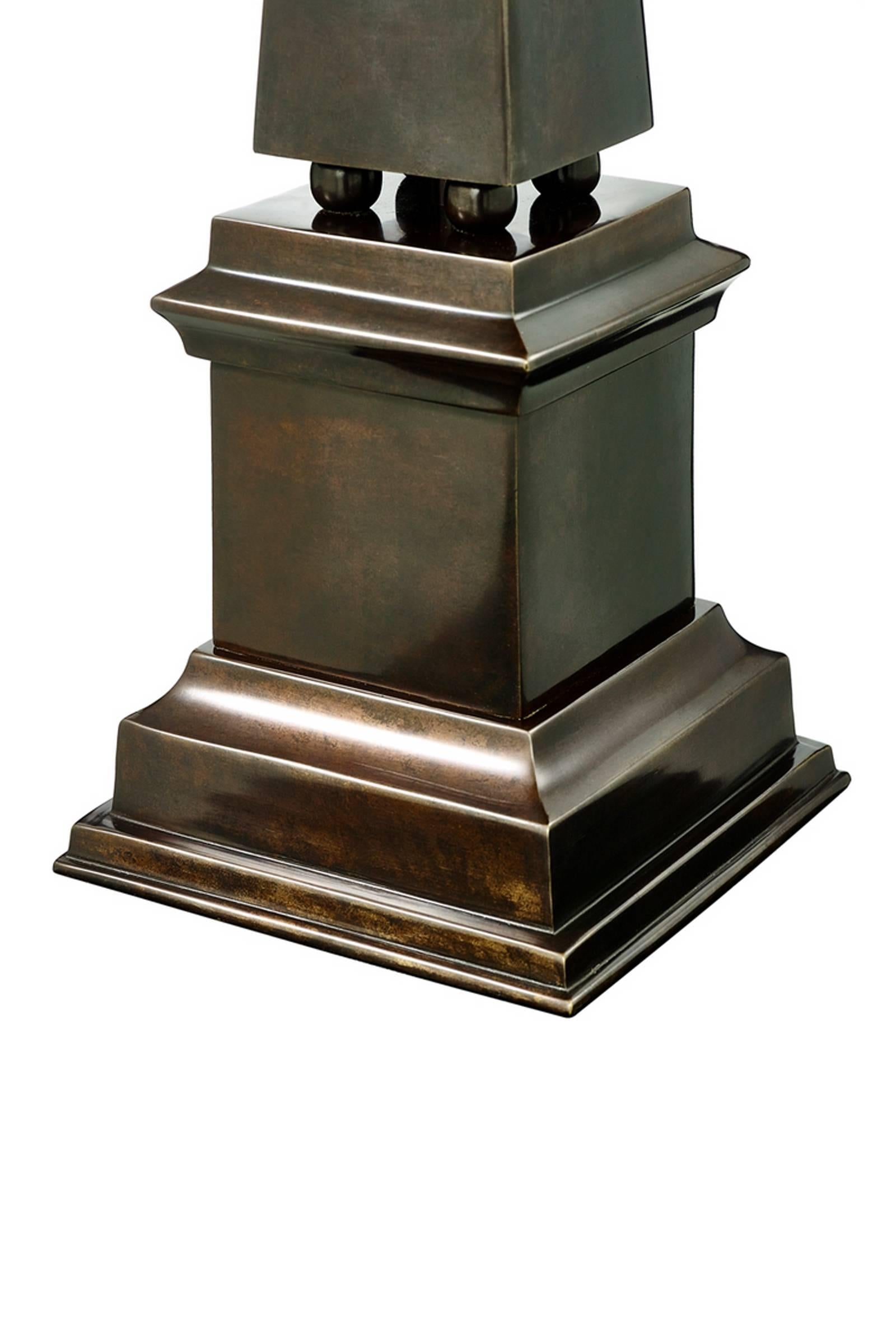 Obelisk Table Lamp in Polished Brass In Excellent Condition In Paris, FR