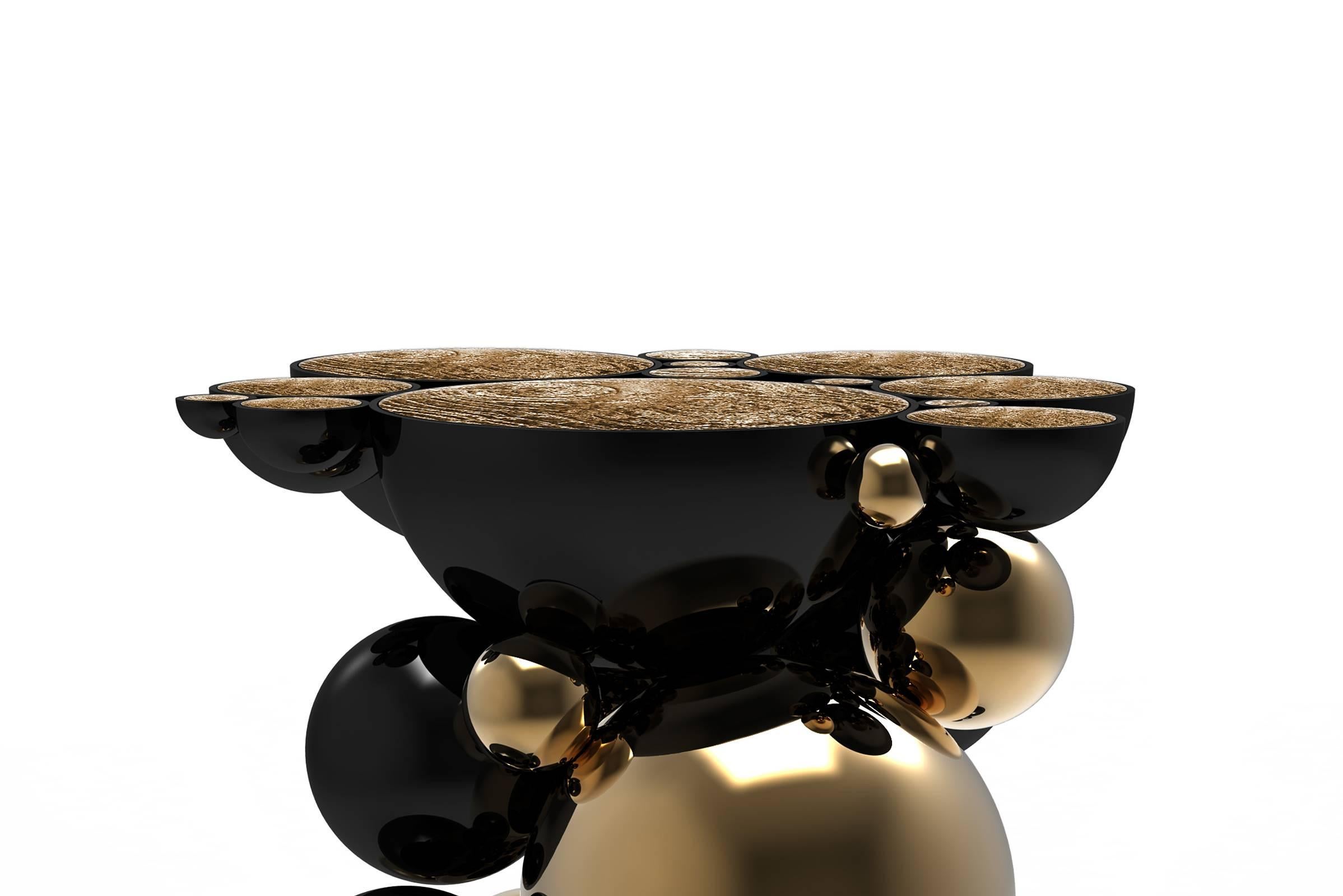 Table d'appoint sphérique avec structure en aluminium et laiton,
sphères en laiton doré et aluminium laqué noir
sphères réunies. 
Également disponible sur demande en table de salle à manger ou en table de console.

