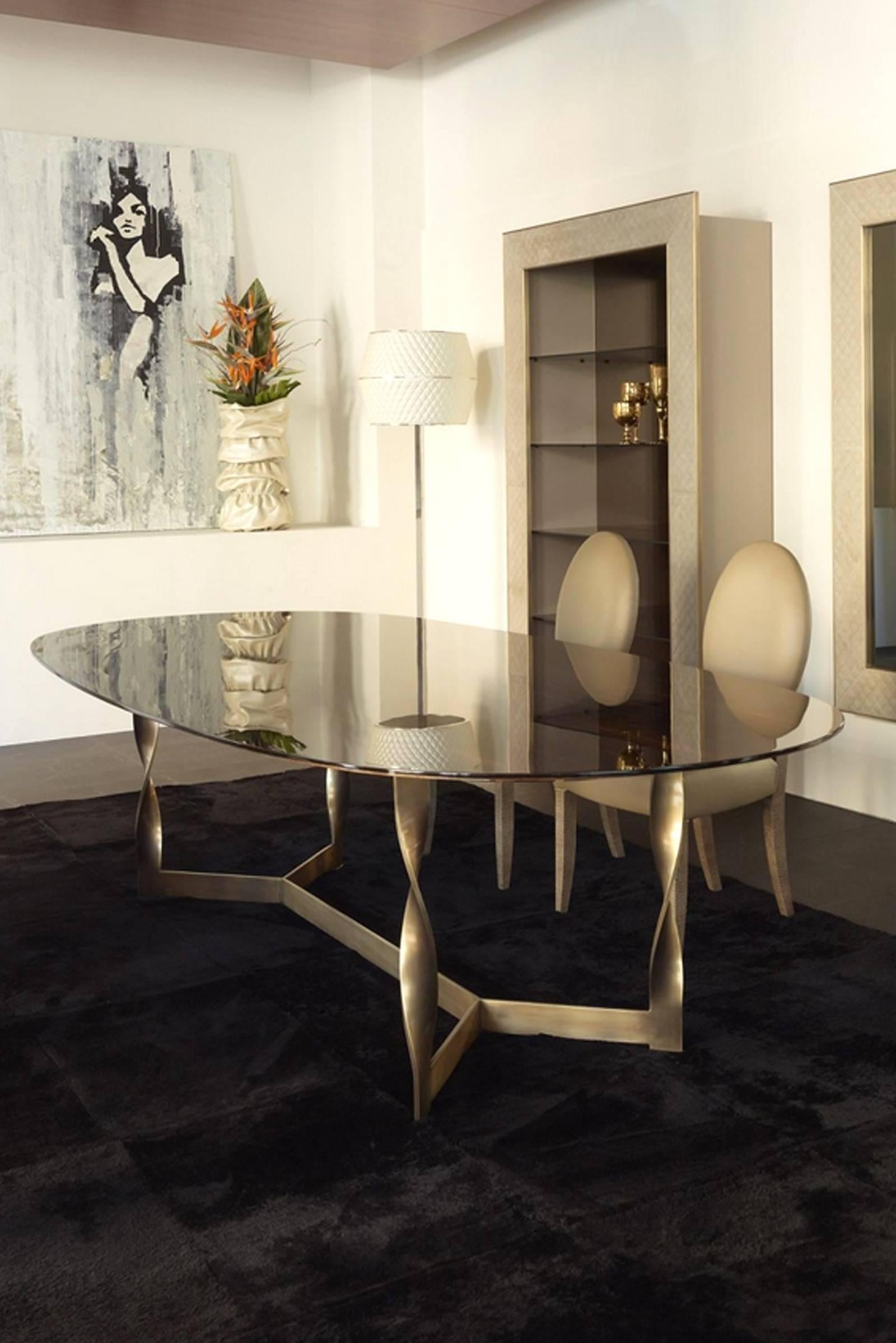 italien Table longue torsadée avec plateau en bois d'ébène massif et structure en bronze en vente