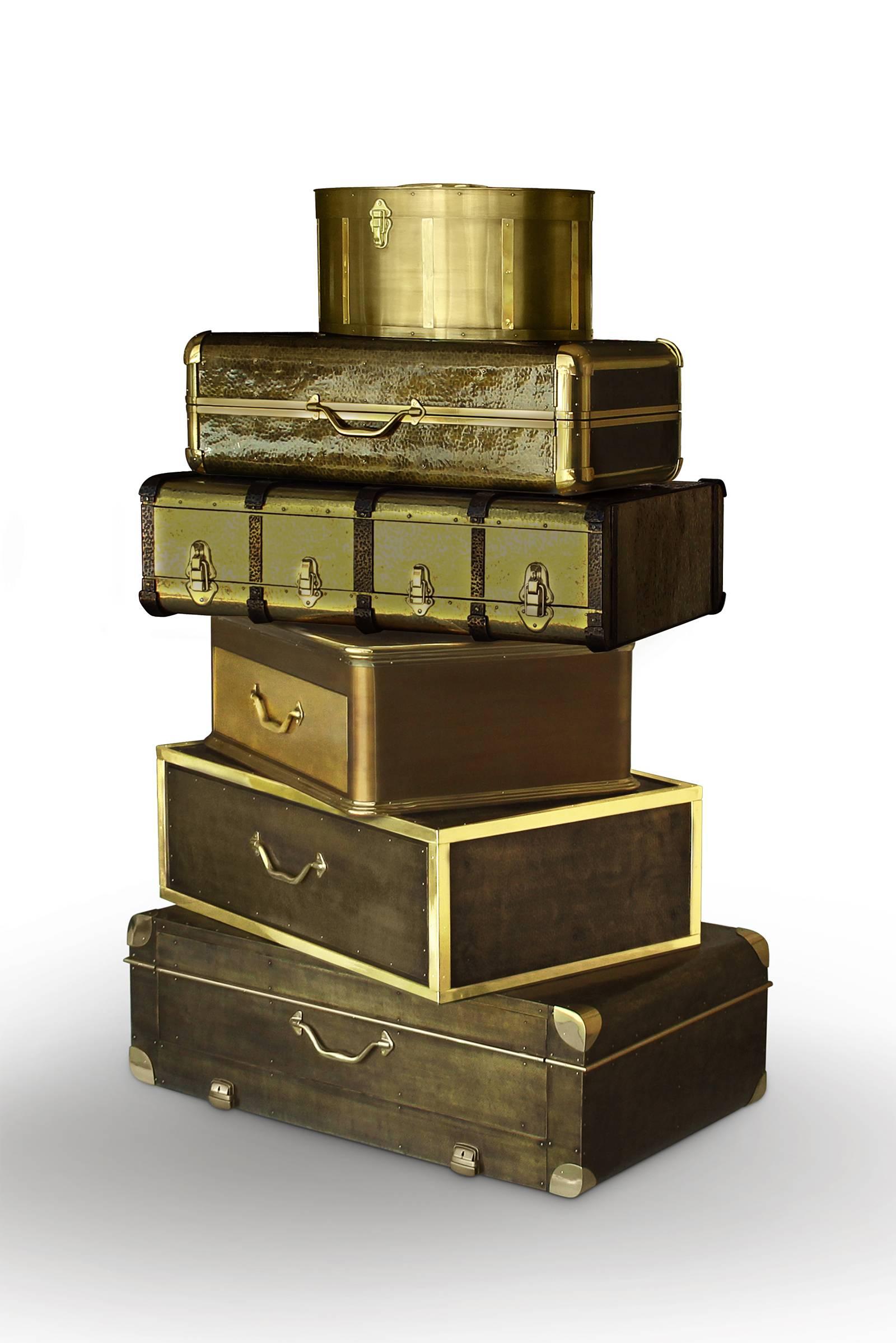 Jewelry safe vintage golded distinguishes
itself following a new hyperluxury trend. Special compartments
for jewelry and precious liquors, watch winders for watches and
humidors for cigars. Exceptional piece. With brushed gold brass
with patina