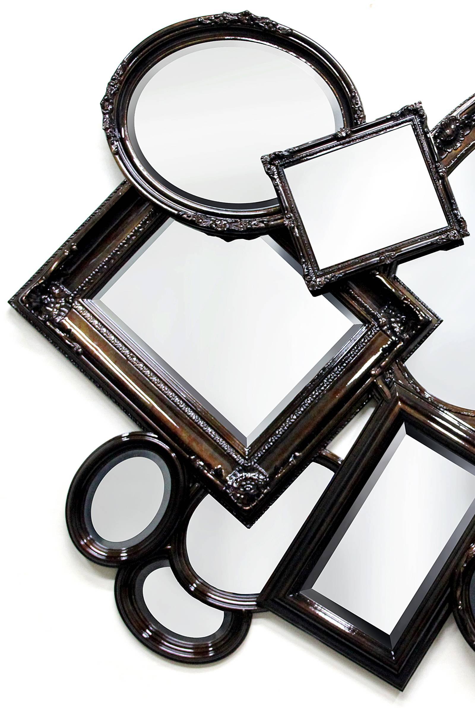 Spiegel mit mehreren Rahmen und 10 klassischen, überlappenden Spiegeln in 
Mahagoni-Massivholz mit verschiedenen Größen und Rahmen verarbeitet 
in Blattkupfer, verrostet in Hochglanz und grauem Spiegel. 
Auch mit Blattgold oder Blattsilber