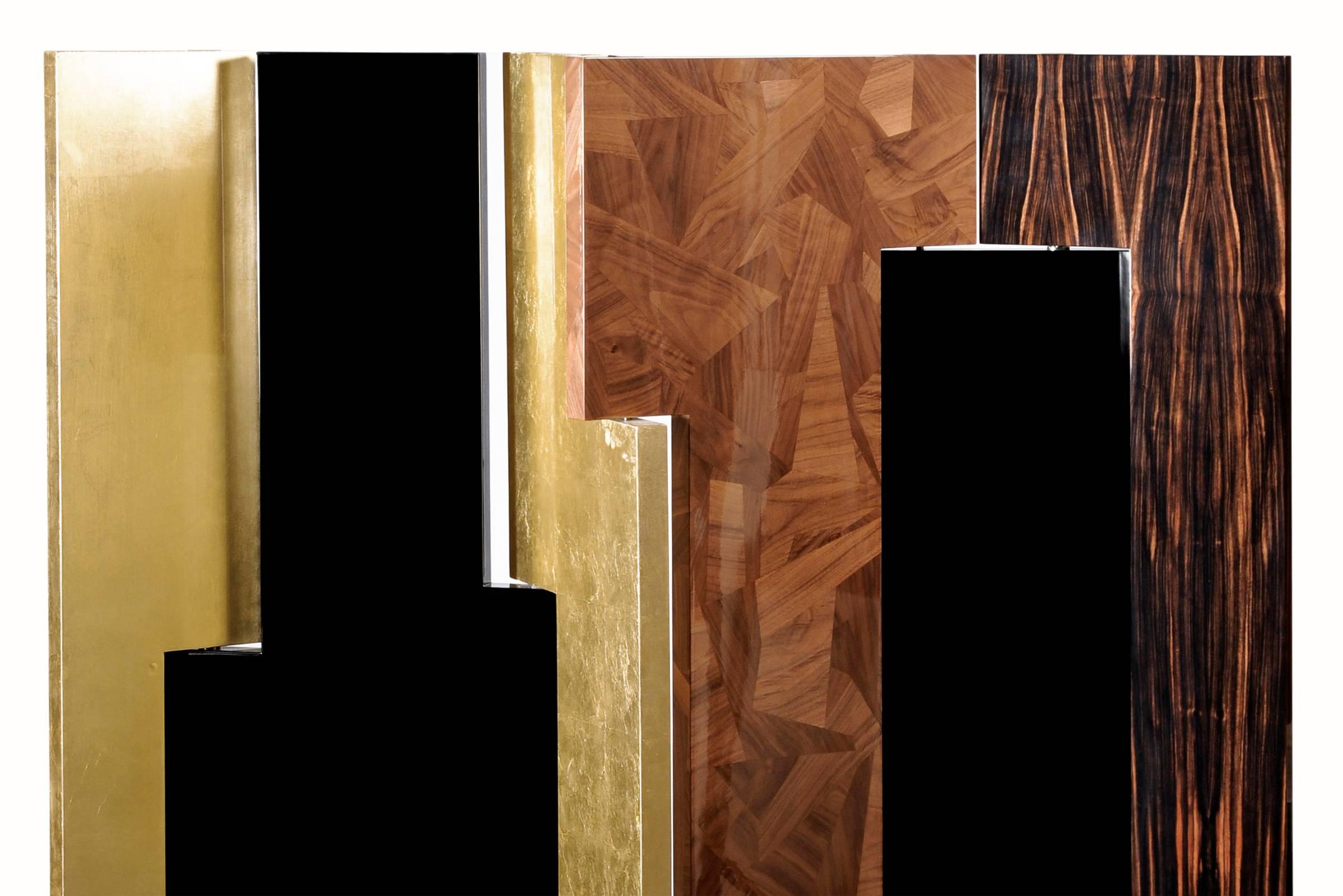 Folding screen Broadway divided in six panels, two in golden leaf, 
two black lacquered, another made through marquetry in walnut 
wood and other in ebony veneer.