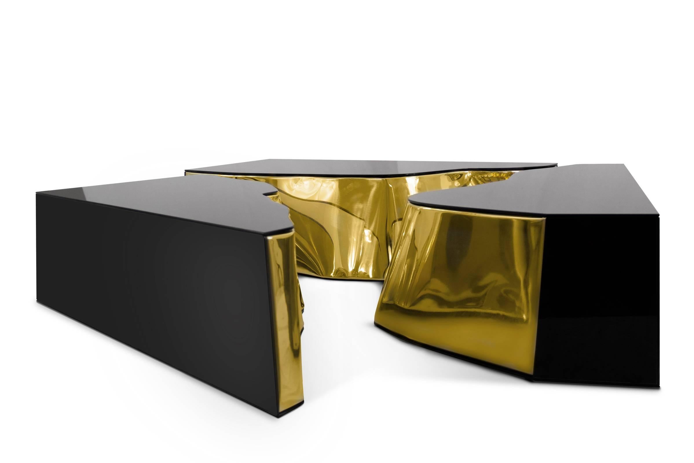 Coffee table Paradise features a mahogany structure 
with its inside finished in polished brass, exterior 
finished in coated polished stainless steel.
Also available in black finish, poplar or walnut finish on request.

