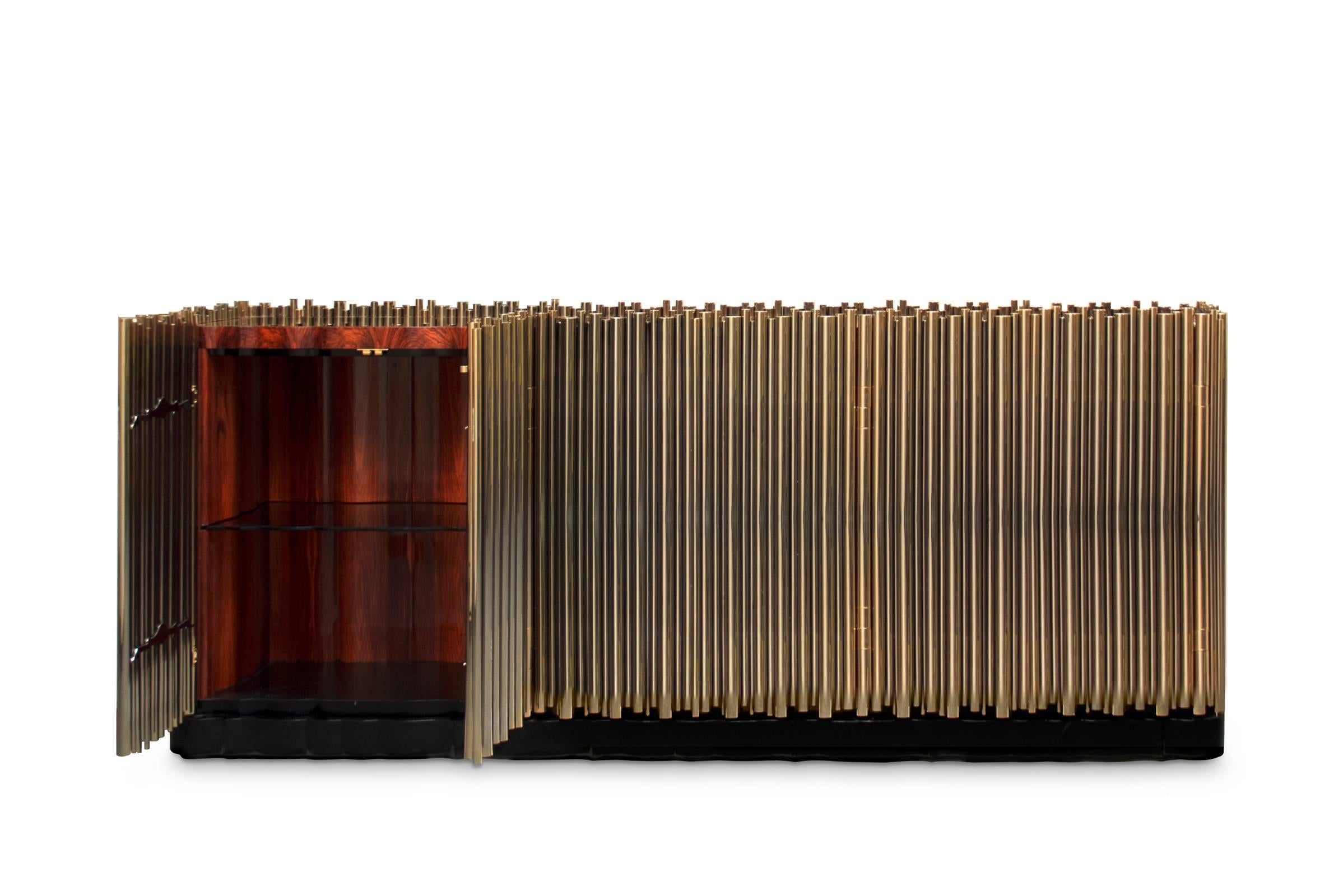 Sideboard Messingrohre in polierten Messingrohren
die eine exotische Holzstruktur umhüllen und so eine
clevere Gegenüberstellung. Außergewöhnliches Stück.
L168xT45xH95cm, Preis: 87900,00€.
L232xT45xH95cm, Preis: 112900,00€.
