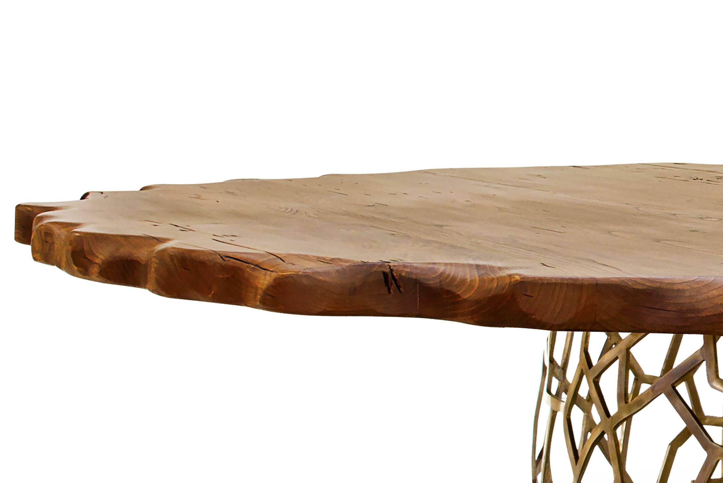 Dining table Pisa aged brass big with stained oak top
and handcrafted aged brass structure base.
