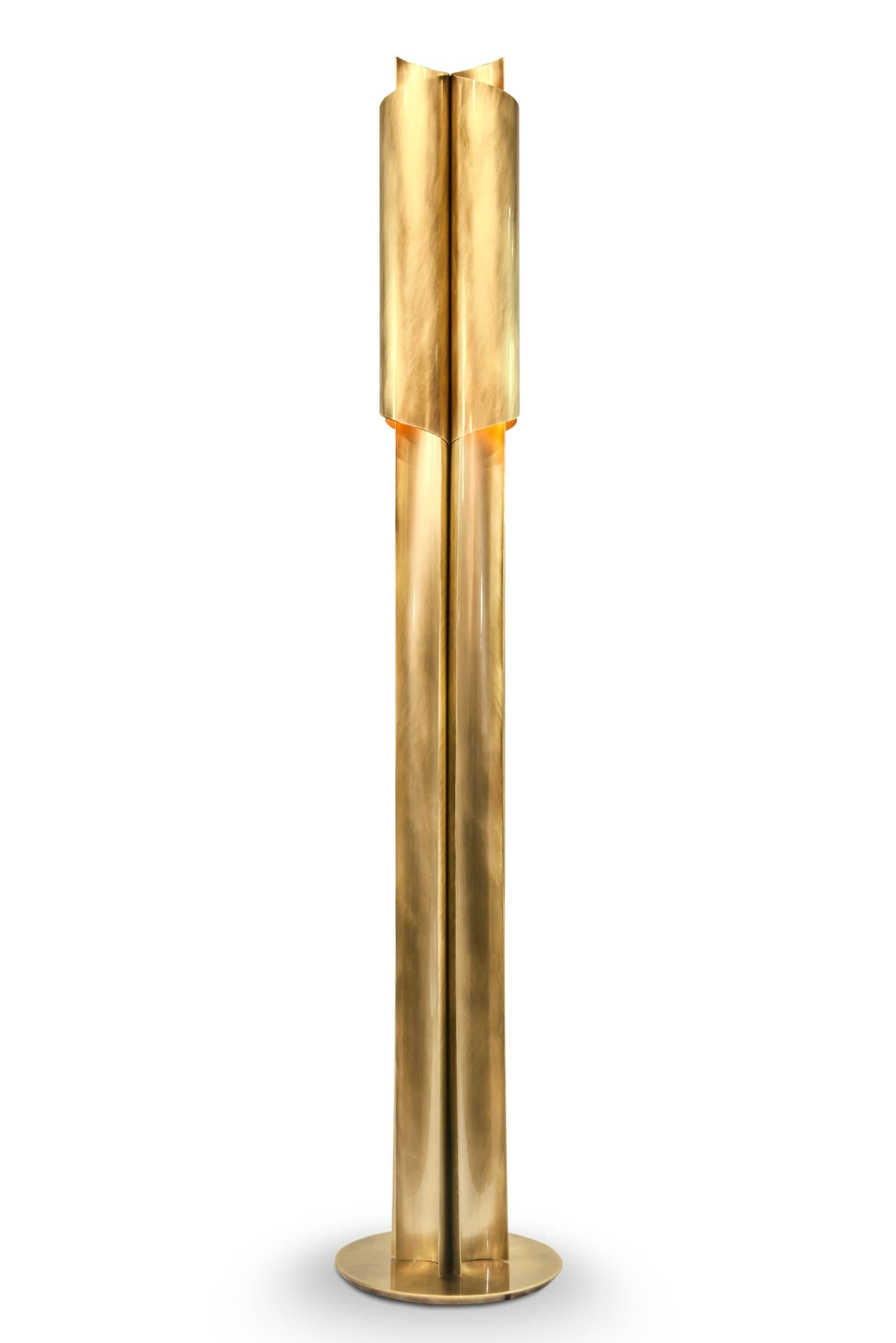 Floor lamp in polished brush brass.
Sober and exceptional piece.
