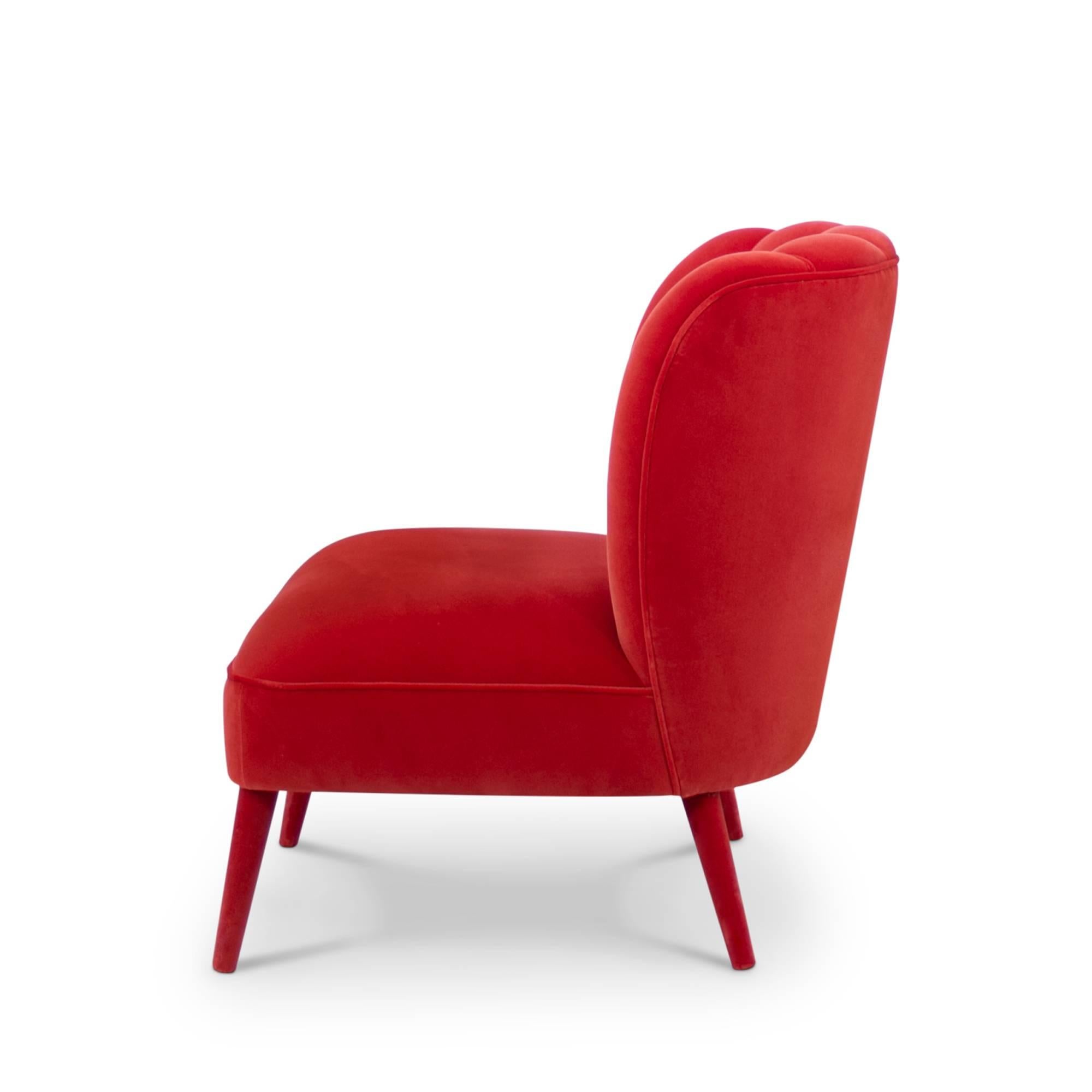 Armchair red dragon in red velvet and
fully upholstered. Ideal for lounge and living.
