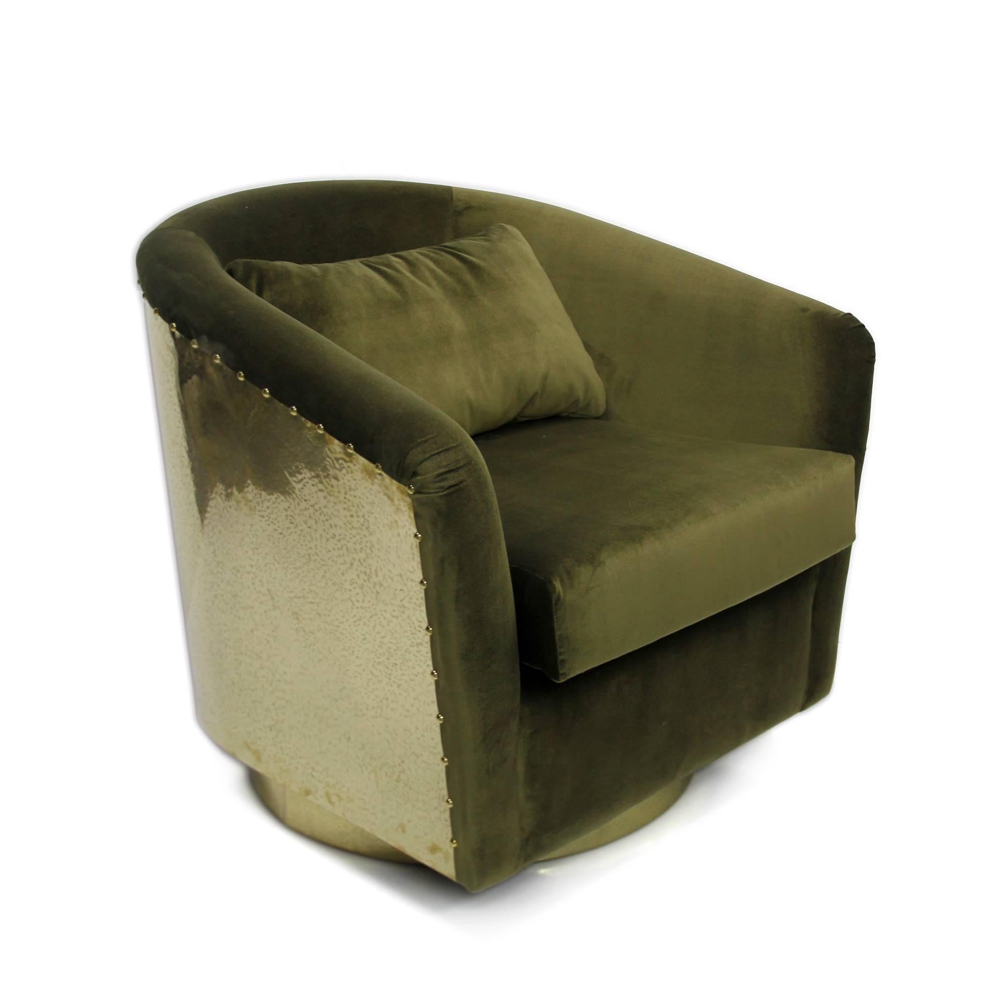 Armchair natural green in green velvet in rotative base.
Base and back are in high gloss hammered brass. Nails
are golden polished. 